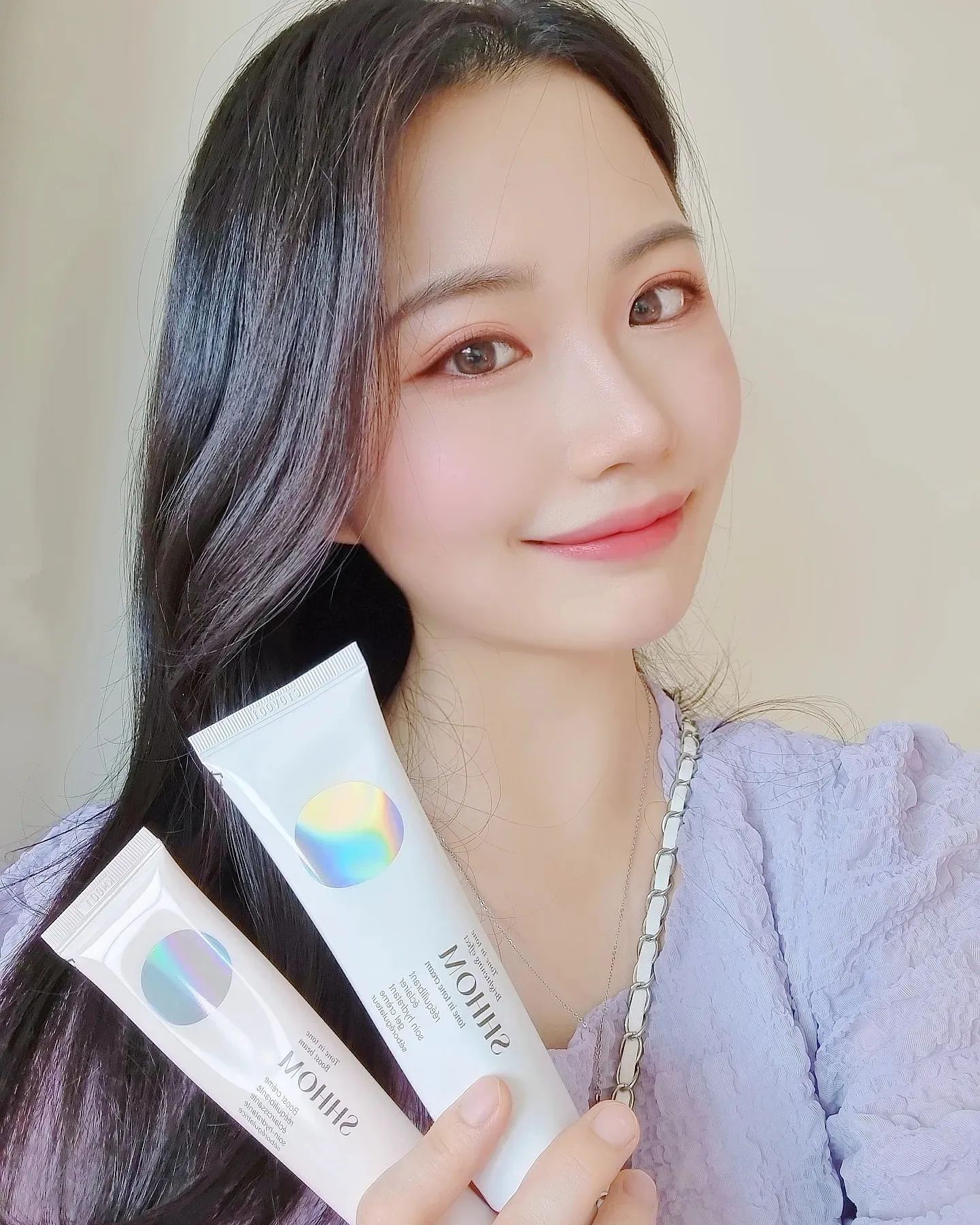 비비필요없는 이유😊
#숌 #shhom #숌톤인톤크림 #숌톤인톤부스트빔 

_

상자부터 제품까지 넘 예뻐서 사용하기 아깝다는 생각까지 들었던ㅎㅎ

피부가 예민해서 피부화장 대신 항상 썬크림만 사용하는 나한테 완전 꿀템됐당❤️

진짜 자연스럽게 피부톤업해쥬고 썬크림으로는 안되는 맑은?투명한 느낌도 나서 진심 좋움!!

심지어 특허 기술 3개가 들어갔다는 미백 기능성 제품이라 더맘에쏙듬🥰

_
_
_
#일상 #셀카 #셀피 #톤업크림 #톤업크림추천 #숌클렌징밤 #SHHOM #숌톤인톤크림 #숌톤인톤부스트빔 #톤업 #톤인톤 #이벤트적립금지급 #솔직후기