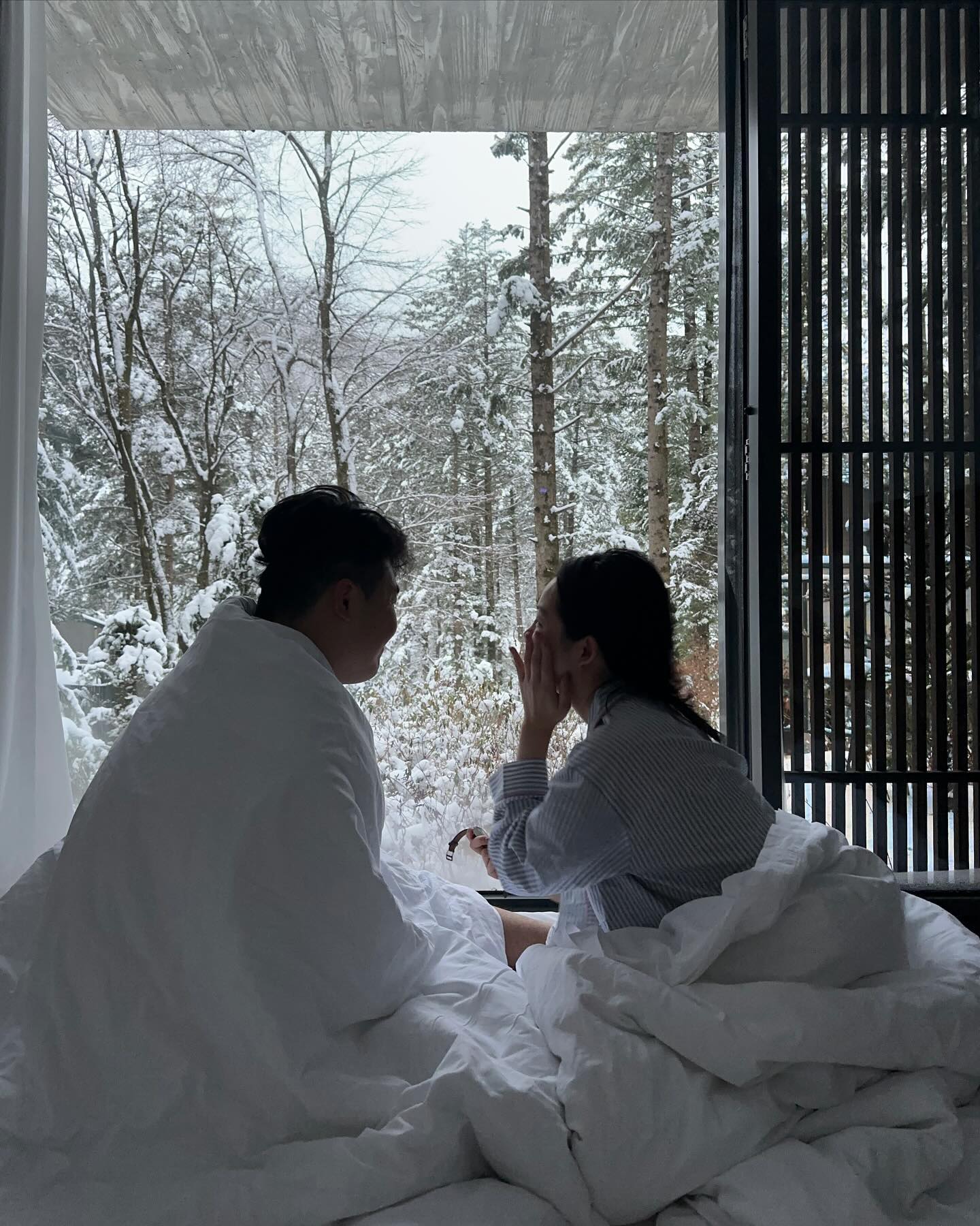 이 뷰 보려고 달려와찌이☃️🌨️
아침에 일어나자마자 찍어서 둘다 비몽사몽