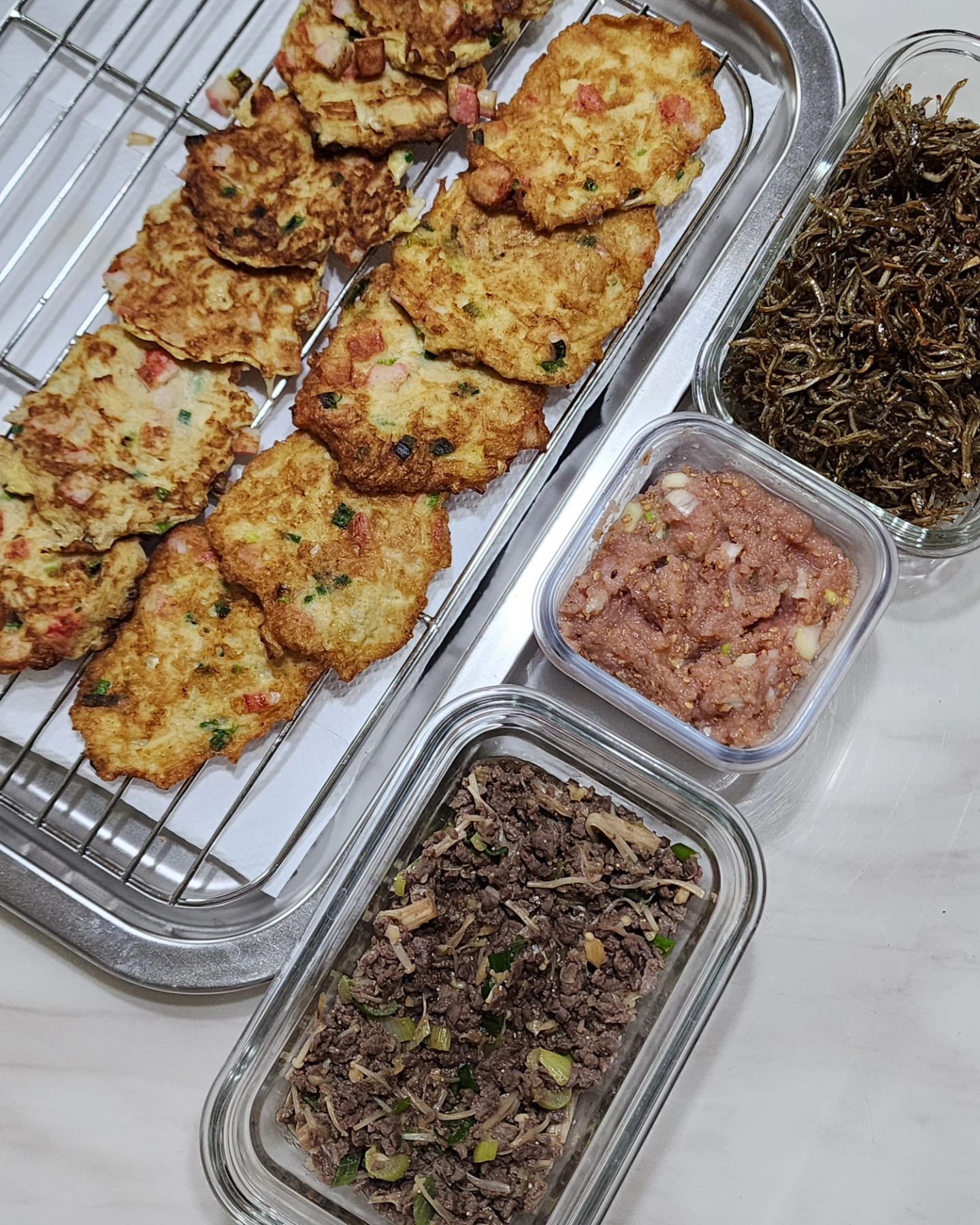 홍이키친 오픈 ‼️‼️

안싱으로만든 쮸용 불고기
쮸용 멸치볶음
쮸용 팽이버섯, 계란전
부기용 명란무침
우리용 다시마무침

다시마무침 왜 3통이나 나왔지 💬

#홍이키친