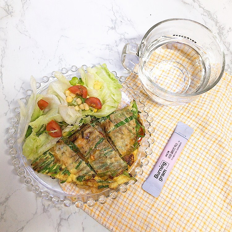 살안찌는 부추전😋
⠀
⠀
비오는날은 역시 전!
혼자서도 잘 해먹는 나 어떤데 🙊
만드는데 5분도 안걸려서
누구든 쉽게 해먹을수 있어요 👍🏻
⠀
⠀
식단할때 기름범벅인 전,
정말 쥐약인데 이렇게 해먹으면
라이트해서 더부룩하지않아요
⠀
⠀
🏷 살빠지는 부추전
라이스페이퍼, 달걀2, 부추, 청양고추
스리라차소스, 치즈, 방토(생략가능)
1. 부추 청양고추 송송 썰어
2. 달걀과 섞어주세요
3. 후라이팬에 노릇노릇 구워갈때
라이스페이퍼 올려주기
4. 뒤집고 방토, 치즈뿌링
5, 반접어 익혀주면 끝
⠀
⠀
오늘도 맛점하세요💜
⠀
⠀
⠀
⠀

#라이스페이퍼요리
#부추전맛집 #다이어트레시피공유 
#식단공유 #식단꿀팁 
#요미식단기록