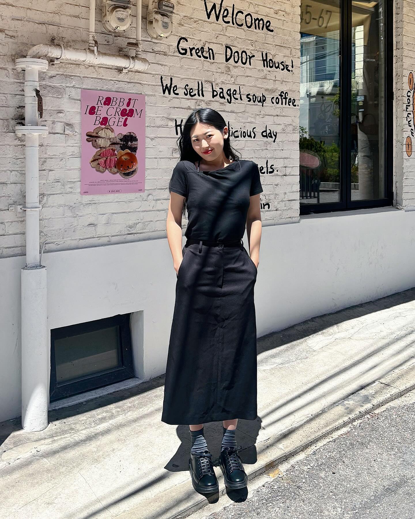 요즘 넥라인 디테일에 신경쓴 상의에 자꾸 눈길이 가는건 저뿐만아니죠?ت 언밸런스한 넥라인 디테일이 매력적인 요 티셔츠는 제로플래닛 제품인데요ᥫ᭡ 부드럽고 얇은 골지 원단으로 착용감까지 좋더라구요❥･• 부담스럽지않은 디자인이지만 은근한 포인트가되서 데일리꿀템으로 왕추천🖤ིྀ 
zeroplanet_kr 
#크롭티 #디자이너브랜드 #제로플래닛 #zeroplanet #여름반팔티추천 #슬림핏