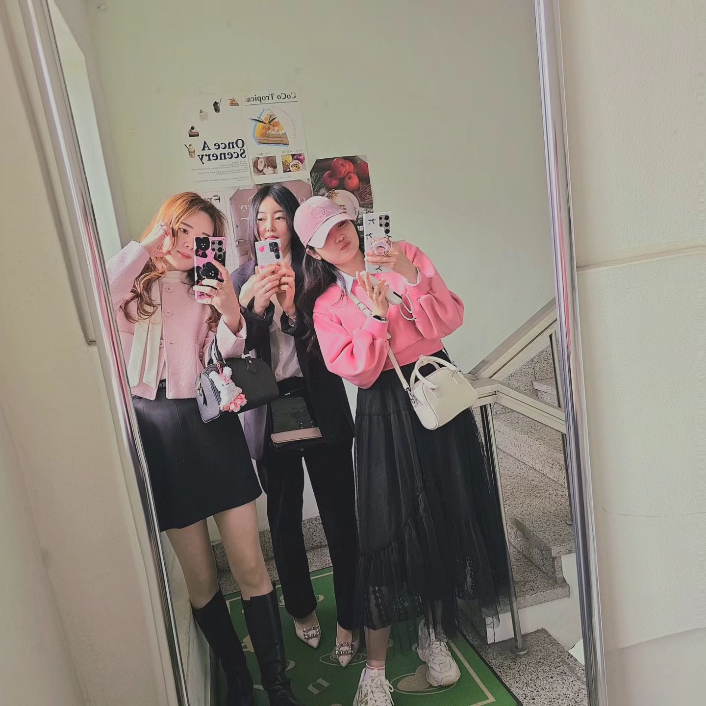 s.c모임♡
이번은 블랙핑크 컨셉~♡
갤럭시s24울트라 우정폰&우정반지❤️
우정템이  늘어나는중~~ㅎㅎㅎ

항상 만나면 즐겁고 만보 이상 걷게되는~~
서면 NC백화점은 항상 쇼핑하게 만드는 마력이 있는곳

#모임#모임스타그램 #모임룩 #모임컨셉 #우정 #우정사진 #우정스타그램 #우정템 #핑크 #블랙핑크 #우정폰 #우정반지 #우정반지추천 #일상 #데일리 #좋반 #선팔 #거울샷 ##소통 #갤럭시24울트라 #전신샷