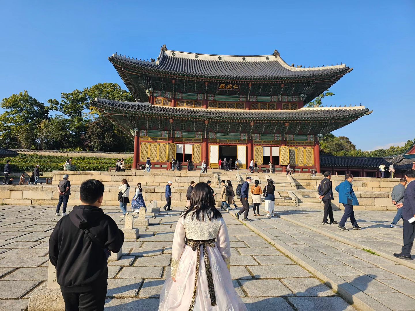 #경복궁 전에 보고 왔으니
이번엔 #창덕궁 #창경궁 🏯
#후원 이미 매진이라 후원빼고 다 둘러보기
딸만 한복입고 싶다해서 한복 후다닥 대여해서
둘러보기
진짜 한복입은 사람들은 대부분 외국인
날이 그리 춥지도 덥지도 않아서 다행이었음.
많이 추우면 어쩌지했는데 걷다보니 덥고
담엔 난 경복궁이나 함 더 보고싶다.
지나가다 궁중무용 연습하는것도 보고
진짜진짜 많이 걸었던 날!!👣👣
#서울여행 #정주부 #일상기록