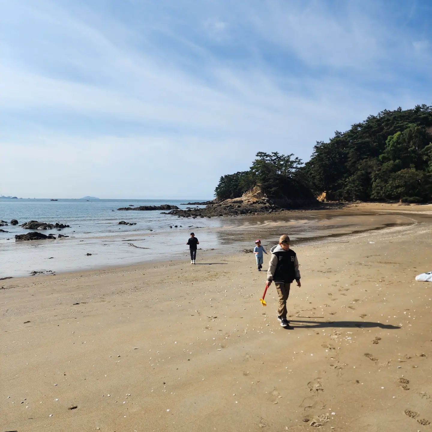 서해여행 끄읏

해뜰녘부터 해질녘까지 서해에서 보낸 3일
며칠동안 바람이 너무 세차서 바닷가에 못 나갔다가 마지막인 오늘에서야 바닷가에 나가봤네
.
.
.
#서해여행 #대천해수욕장 #로봇과사진찍기