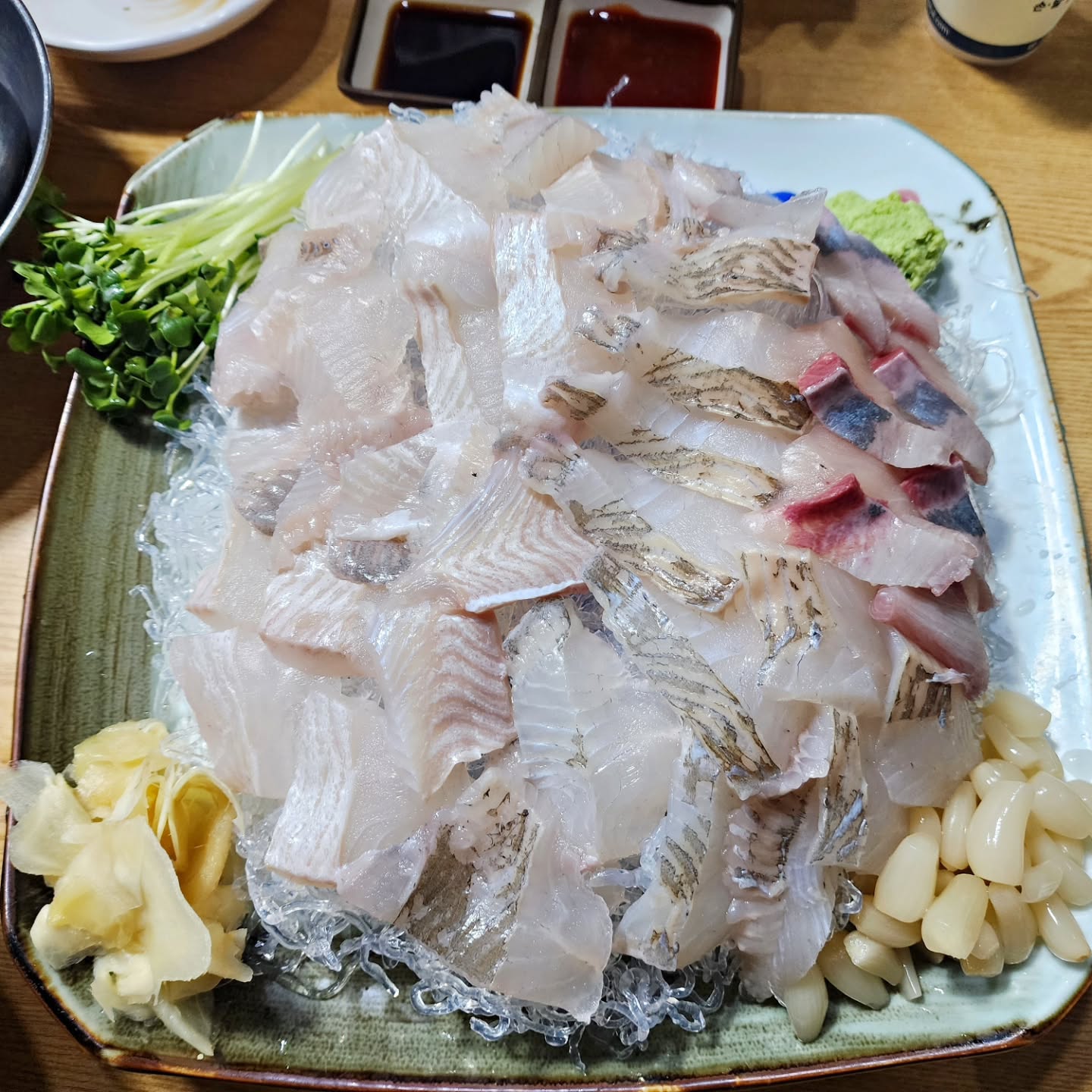 도다리 세꼬시말고 회로 드셔보신분?!
일산 주엽 '만원수산'
⠀
영업시간 : 불규칙적임...
16시 오픈 마감은 재료소진시 조기마감
평일 5시부터 웨이팅했구 
한시간기다려서 들어갔슴다!
⠀
만원수산은 도톰한 회를 좋아하고!
가성비도 좋아하고! 술도 좋아하는
사람들에게 추천드리는 횟집이에요 
⠀
웨이팅이 매번 너무 힘들지만 
회 맛 보면 다시 또 찾게 되구 
사장님이 츤데레셔서 내적 친밀감 
오지게 생기는 나만알고싶은 맛집이에요
⠀
-도다리(대)
도다리는 광어과 생선인데 
사이즈가 광어보다 작기 때문에 그런지
살이 아주 꽉차있는 느낌이 있으면서 
찰기가 좀더 좋아요!! 탱탱 쫄깃한 식감!
⠀
보통은 도다리는 살이 적기 때문에 
뼈가 콱콱 씹히는 이빨 다 털리는 
세꼬시로 많이들 드셔보셧을텐데요!
⠀
만원수산에서는 도다리가 아주 
도톰한 회로 나온다구요!
⠀
작은 사이즈는 28,000원 밖에 안해서 
부담도 없는데 전 도다리 왕창 먹고싶어서
둘이서 대사이즈로 주문했어요 ㅋㅋ
⠀
아 그리고 만원수산은 포장해서 먹어도 좋지만
매장에서 먹으면 홍합오뎅탕이 그냥 나오고
간장두부에 생선조림, 콘치즈까지 나오니까..
줄서서 기다릴수 밖에 없다니까요?
⠀
또 이 날은 사장님이 아무말없이 
방어 몰래 옆에 좀 썰어주셔서
감동먹어서 소주로 샤워해버림 
(하...한병만 마실라햇는데 ㅋㅋ)
⠀
방어는 소방어이기도 하고 아직 
기름이 쫙 올라오지는 않았는데도
도톰하게 썰어주셔서 맛있더라구용
⠀
TIP! 회가 원래 큼지막하고 도톰하게 나와요
얇은거 좋아하시는분들은 얇게 썰어달라고 
따로 요청을 하셔야합니다!
⠀
근데 크게 썰었다고해서 
적게 주시지 않기때문에 이곳에선 크게 
드셔보시는것도 추천드려요~
⠀
아 그리고 
사장님이 많이 무뚝뚝하시고 바빠보여서
불친절한 이미지가 있을수 있는데
많이 다녀보신분들은 알수 있는 츤데레십니다!
절대 나쁘신분 아님 ㅠ (오해하실까봐 미리 말함) 
⠀
⠀
#내돈내산 #내돈내산맛집 #만원수산 #일산맛집 #주엽맛집 #먹자국일산 #도다리회맛집 #일산도다리맛집