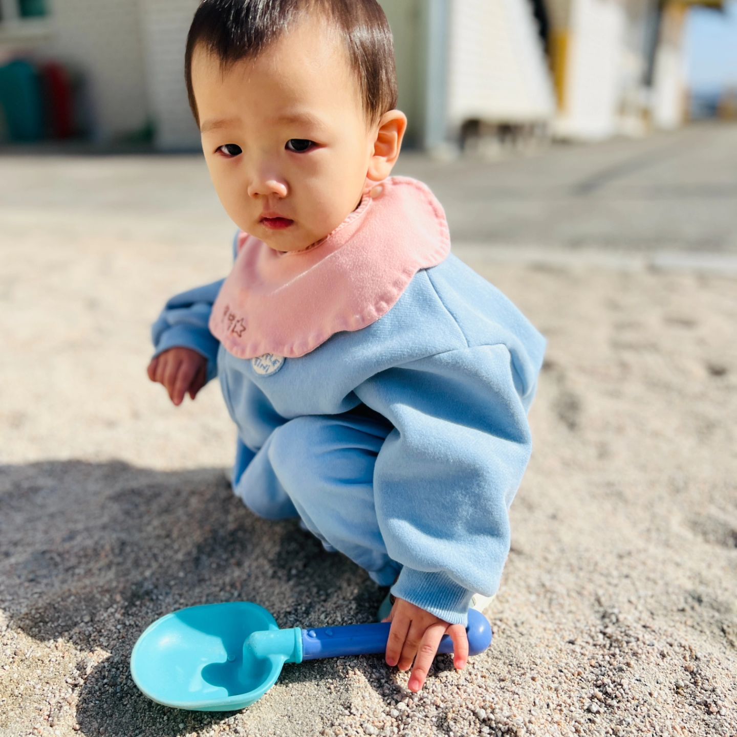 𖤐👶D+565ෆ

별이는 오늘도 씩씩하게 등원을 하여 친구들과 앉아 오전 간식인 귤을 든든히 먹고 하루를 시작하였다고 날씨가 좋아 바깥놀이터로 산책을 다녀왔는데 별이는 친구 손을 꼬옥 잡고 나가 놀이터까지 걸어보고 모래놀이를 보자 털썩 주저앉아 모래놀이를 시작하였고 모래놀이 도구로 모래를 듬뿍 퍼 옆으로 옮겨보기도 하고 친구를 따라 모래에 쿵쿵 모양을 만들어보기도 하였다고 또 점핑카에 올라 점프점프를 하며 친구에게 점프하는 방법을 알려주기도 하는 스윗함을 보였고 모래놀이후 반으로 들어와 소꼽놀이도 하였는데 그릇에 한가득 음식모형을 담아 냠냠냠 먹는 흉내을 내기도 하고 고무신을 신고 신나게 점프를 하며 놀이도 했다고
점심엔 밥을 맛있게 먹다가 물을 마실땐 친구와 ”짠!“을 외치며 친구를
따라 꼴깍꼴깍 물을 마시기도 하였고 이후 선생님이 물을 마시면 어느순간 자신의 컵을 들고와 ”짠!“을 외치는 귀여움을 보였다고
집에선 마스크를 너무 안쓰려해서 걱정했는데 선생님 말씀 잘듣고 
뭐든 잘하는 우리 애어른 귀염둥이가 세삼 더 사랑스럽고 귀여웠다.

#사랑해한별아❤ #우리집보물💕