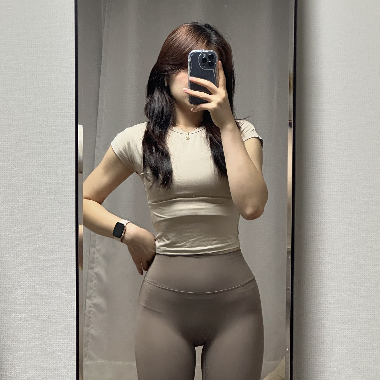 #월요일 #미모닝성공 
아침에 알람 듣고 더 잘까 고민하다가 월요일부터 그러면 이번주 미모닝 망할 것 같아서 바로 정신 차리고 러닝하고 왔어요 ㅎㅎㅎ

최근 크로스핏에서 러닝을 했는데 #존투트레이닝 이라고 최대 심박수의 60-70% 강도로 운동을 하는건데 미토콘드리아의 기능을 강화해서 에너지를 효율적으로 이끌어내게 해준다고 하더라구요

저는 항상 전력질주하고 쉬었다가 다시 전력질주를 반복했는데 그렇게 뛰면 지구력이 부족해져서 느린 속도에서도 중간중간 쉬게되더라고요 ㅠㅠ 

그래서 오늘 아침은 쉬지 않고 5km를 쭉 달려보려고 했는데 혼자 하다보니 의지가 약해서 중간에 멈추고 숨고르게 되더라고요😂 어렵다 어려워,, 그래도 끝까지 뛰고 집에와서 체중을 쟀는데 몸무게가 내려가서 너무 행복하더라구용🥰

저녁 먹고 #크로스핏 갈까 말까 고민하다 갔는데 무슨 일인지 수업 인원이 꽉차서 뒷걸음 쳤다가 코치님이 들어가라고해서 ㅋㅋㅋ 들어가서 와드까지 뽀셨습니당

아직 월요일 맞는거죠? 
ㅋㅋㅋ 아직도 월요일…이라니… #하루가길어서좋다 🤣