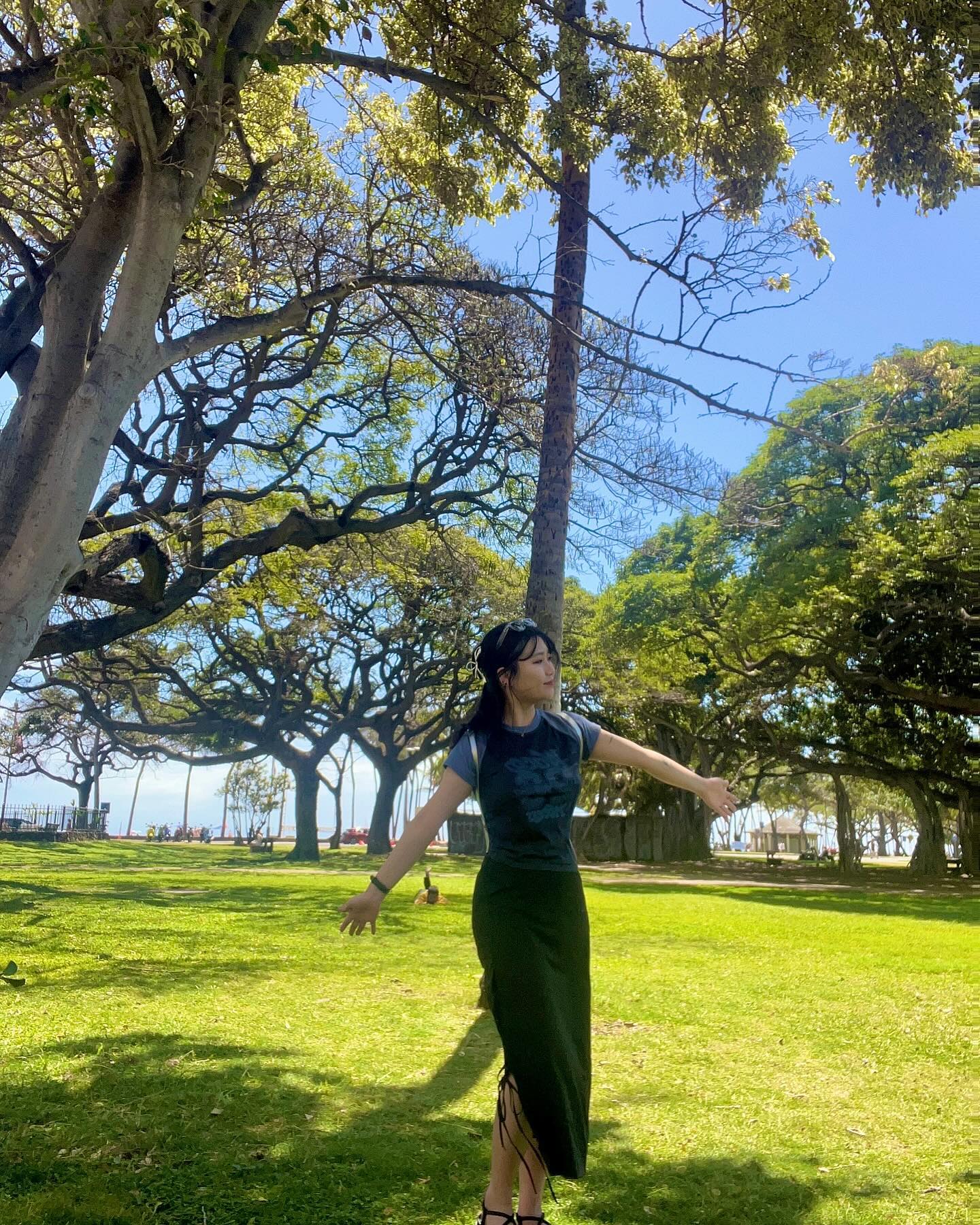 semi American. 호소중. 
Hawaii☘️💚
따사로운 햇살(뜨거움), 시원한 파람, 앞에 푸르른 바다, 습하하지않는 공기, 그리고 온도. Perfect.

I‘m lying in the park again today.✌️✌️