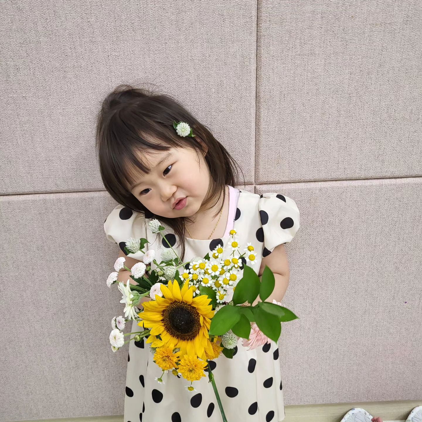 꽃을든여자. 꽃향💐
⠀
⠀
⠀
⠀
예쁜 옷만 입히고싶은 엄마의 마음을
담아 rias___01
⠀
✔️땡땡이 원피스