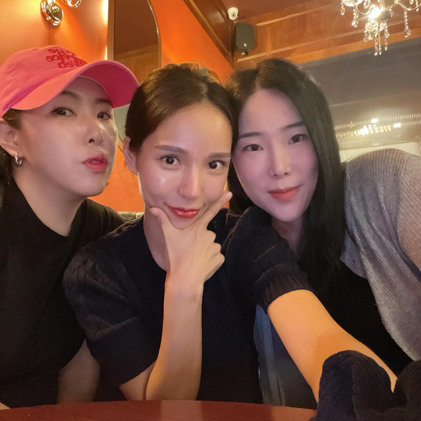 우리의 첫 밤마실🤍

비온다해서 셋다장화ㅋㅋㅋㅋㅋ
난 장화를위장한 부츠🤣
오랜만에 만나서 더 신나서 계속 웃기바쁘모임
다음엔 진히언니가 추천한곳으로 갑시다~
