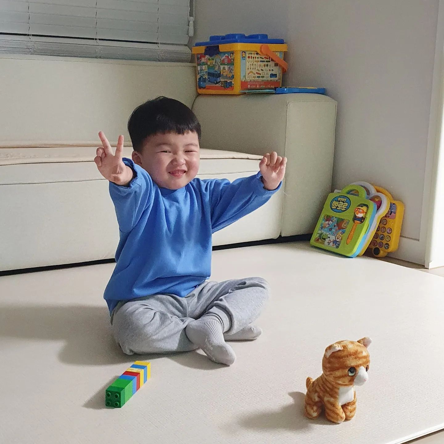 240403

잠들기 전,
 
엄마, 사랑해 좋은꿈꿔 잘자

라고 소곤소곤 말해주는
쏘스윗한 내시끼!

잘때도 어린이집갈때도 밥먹을때도 늘 함께하는
최애 고양이인형에게 티비보여주는 중ㅋㅋㅋ

#고마워
#엄마가너한테많이위로받는다

#최애인형
#애착인형

#고양이
#냥이
#집사
#인형

#쏘스윗
#아들그램

#장꾸매력
#보조개왕자
#장난꾸러기
#사랑둥이
#육아맘
#남매맘
#맘그램
#애그램
#만3세
#졸귀탱
#쥐띠
#아들램
#사랑해
#육아그램
#instakids 
#instababies