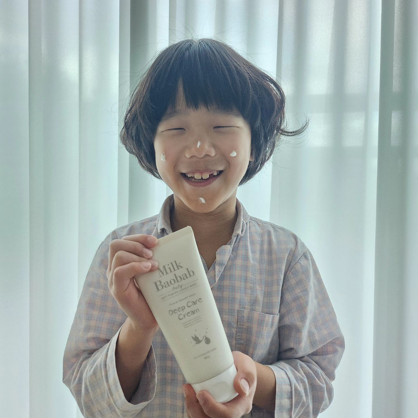 #협찬 
하루아침에 확 추워서 겨울이 왔나 싶은데요☃️
가뜩이나 피부가 건조한 우리3호님….
날씨 추워지고 건조해지니 바로 얼굴도 푸석푸석
로션만으로는 절대 부족하죠ㅠㅠㅠㅠㅠㅠ

시기에 맞게 밀크바오밥 딥케어크림을 써봤는데
72시간 보습을 유지시켜주는 건강한 크림으로
우리3호님 피부에 영양을 채우고 장벽을 케어❤

2개국 피부자극 테스트완료로 안심하고 사용가능하고
10종 유해물질 불검출 테스트까지 완료‼️
시어버터향으로 은은하게~ 쫀쫀한 제형이지만 발림성👍

든든하게 보호하고 튼튼하게 강화하는  4단계 장벽 딥케어‼️
피부진정 ➡ 수분보습 ➡ 영양공급 ➡ 장벽보호

✔쇠비름추출물 - 피부 진정 및 보습
✔6중 히알루론산 – 피부 보습 및 유지
✔4가지 식물성 오일 – 영양 공급
✔세라마이드 5종 -  장벽 강화 및 보호

4단계 전문적인 케어로 연약한 우리 아이들
피부 장벽에 튼튼한 건강력을 채워주는 딥케어크림
사계절 내내 사용가능하지만 환절기 필수 보습템‼
건성피부 추천드려용~꼼꼼하게 관리해주자구용😘

milkbaobab_baby
#밀크바오밥 #밀크바오밥베이비 #키즈크림 #아기크림 #아기보습크림 #베이비크림 #유아크림 #유아보습크림 #환절기피부