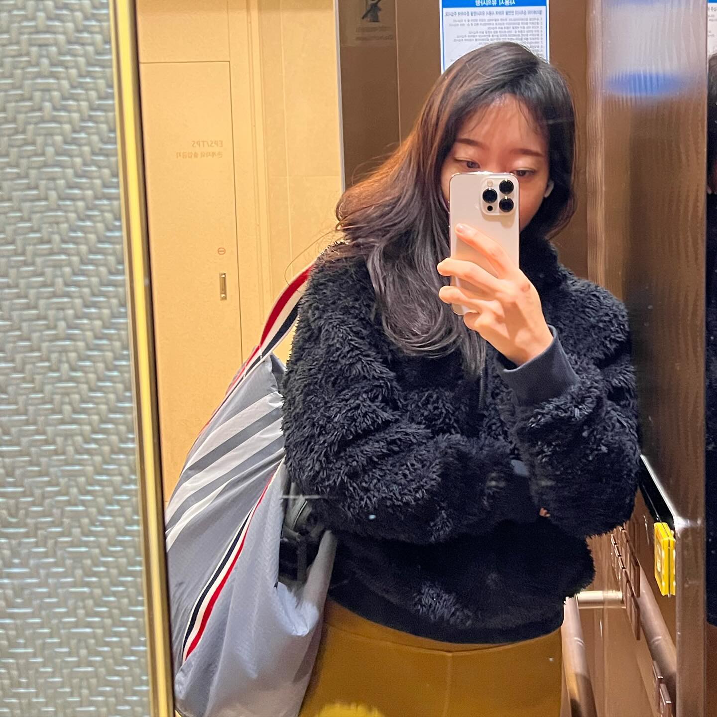 등 뿌시기 오운완🔥🔥🔥
떫은감 레깅스룩 ㅋㅋㅋ 
일년에 한번 겨우입는 레깅스에요! ㅋ

가르마랑 가방메는 방향 바꿨어요! 
무의식중 한쪽으로만 쓰면 내 몸의 기울기도 
그 방향으로 쏠려있쥬?! 
장기의 흐름이 정체되쥬~
순환흐름 정체되쥬~ 
그럼 붓기 해소 못하겠쥬?! 
그래서 습관방향의 반대생활을 수시로 해주고 있어요! 

등뿌수고 올린건 어제 한 하체루틴ㅋ
70%정도만 찍어봤오요! 
하는게 너무너무 많아서 하고나면 온몸이 풀려요🤣
근데 진짜 하체 헬린이... 어떻게 탈출하쥬?!
큰 고민이에요... 

❤️‍🔥저랑 드림모로 탈모완화 하실 분들이 제법 생겼오요😍
제 노하우는 싹다 알려 드렸쥬👨🏻‍🦲➡️🙇🏻‍♀️
보여드리는 앞부분 말고도 머리 말리다보면 
정수리도 제법 머리들이 많이 났거등여?!
오늘 말리다가 생각나서 찍어봤쒀요💚
인친 이웃님께 진짜 특가로 머리날때까지 쓸수있는 세트구성 
드리고 있어요! gold.hyojin 1:1로 문의 주세요:)

운동할때 꼭 신는 양말만 신게되는거 공감하시나요?ㅎ
컬러매치 이런거 필요없고 안벗겨지는게 중요하잖아요ㅋ
그래서 맨날 패션고자룩을 완성하는 저에요 ㅋㅋㅋ

참참!!! 오늘의 붓기는 오늘 빼는거쥬?! 
저는 오늘 앉아서 할일이 많아서 한시간 간격으로 
일어날때마다 팬티라인 두들기고 발바닥 땅콩볼 해줬어요! 
화상도 나아서 반신욕도 드디어 했지요☺️

개운하게 굿밤해요🤎🤎🤎
꿀주말 보내세요:) 

#다이어트일기장 #루틴공유 #루틴만들기 #루틴의힘 
#림프지니 #림프순환운동 #탈모완화샴푸 #정수리탈모 
#붓기빼는법 #강남다이어트 #개포래미안 #도곡동필라테스 
#오운완 #룰루레몬