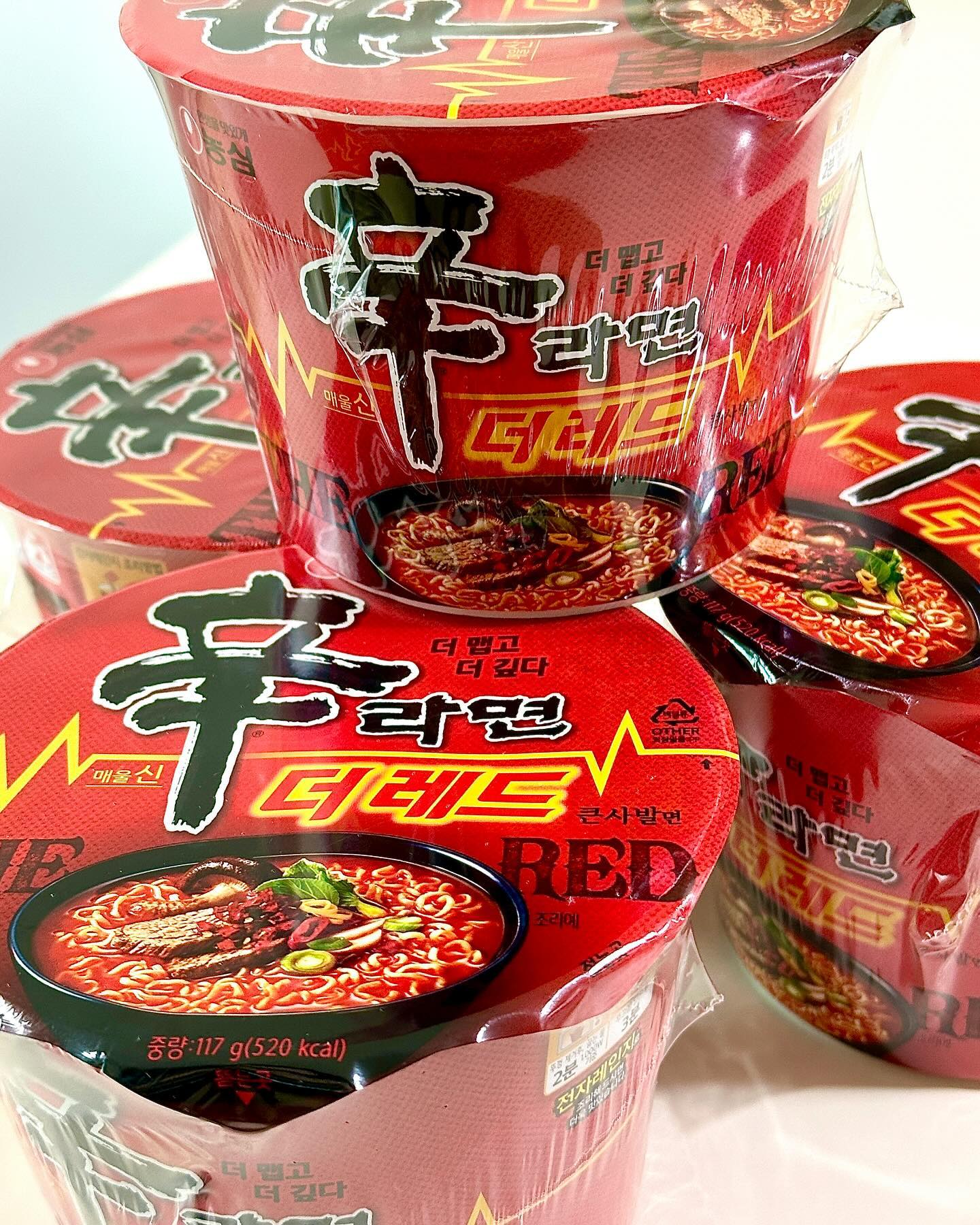 #협찬
✔️농심 신라면 더레드

핫한 봉지면 인기에 힘입어🔥🔥
용기면으로도 출시🔥🔥
화끈한 신라면의 더!화끈한 변신
전첨분말스프를 넣는순간부터 매콤한향기~
뜨거운물 붓고 기다리는동안 너무설레여요😳
참고로! 전자레인지 사용가능한 용기입니당👏👏
전자레인지에 2분 돌려주면 더 쫄깃탱글한거 아시죵?
후첨양념분말까지 넣어서 쉐킷쉐킷
코를 강타하는 매콤한향기가 뿜뿜뿜
기존 신라면보다 더 진한냄새가 나는 느낌이에용
표고버섯,소고기,청경채,지단 등 풍성한 건더기❤️
국물파인 저는 국물먼저 호로록...
저 사랑에 빠졌습니다 신라면 더레드 사랑합니다❤️
요즘 이상하게 빨갛고 매운음식들만 땡겼는데
신라면 더레드가 아주 만족시켜주네요👍
후첨양념분말덕분(?)인지 감칠맛폭발
🎊자주(?) 해장이 필요한 저에게 생명수같은 존재가 될 운명🎊

✅신라면덕후라면 무조건 ✅매운맛덕후라면 무조건
✅얼큰국물파라면 무조건 ✅해장이 필요하면 무조건

#농심 #신라면 #신라면더레드 #농심컵라면 #컵라면 #신라면더레드큰사발 #큰사발 #신라면더레드컵라면 #라면 #매운라면 #shinramyun #nongshim #shinramyunthered #셀러뷰 #라면추천 #편의점신상 #신상라면 #김밥 #묵은지참치김밥 #집김밥 #참치김밥 #라면과김밥 #꿀조합 #점심메뉴 #저녁메뉴