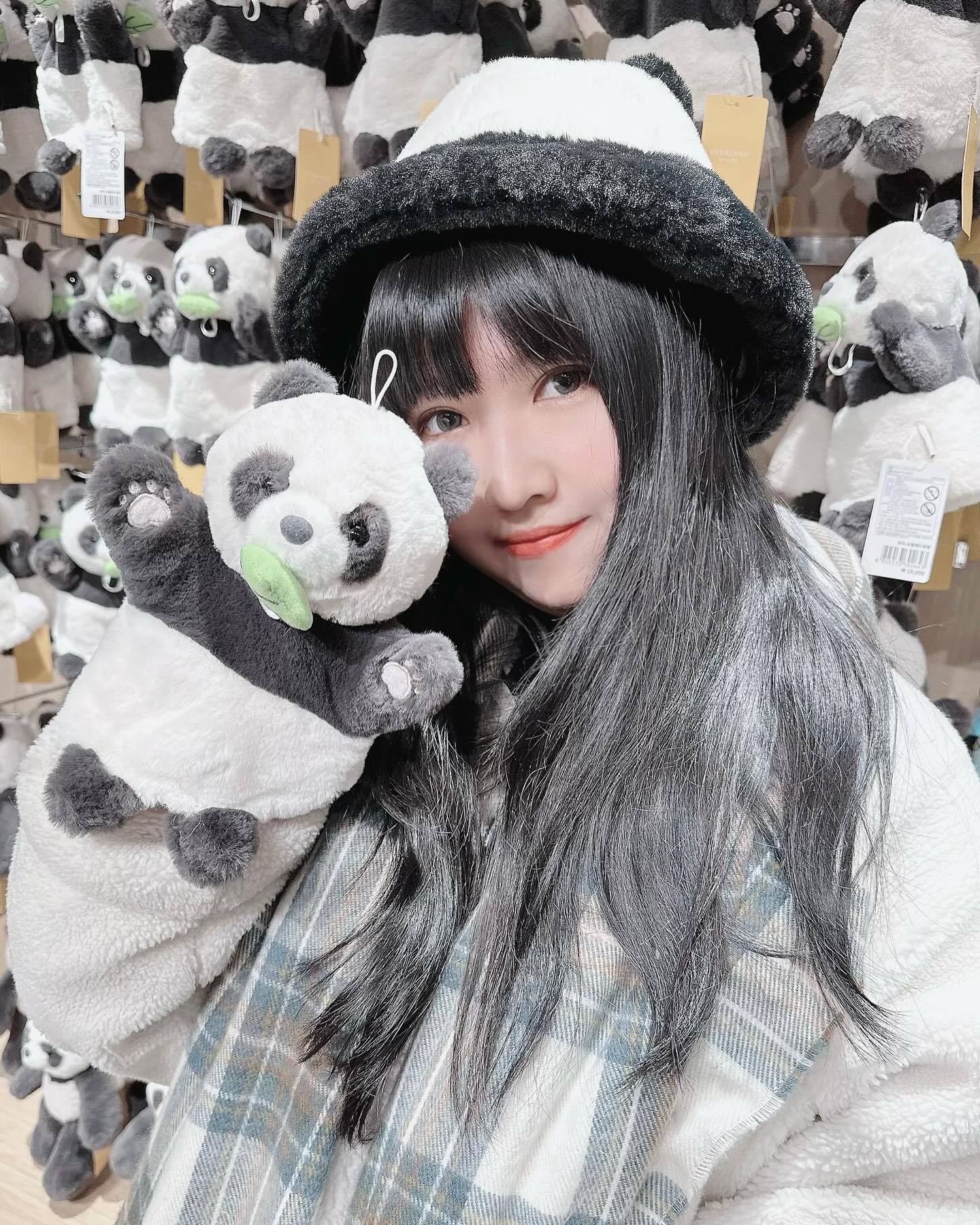 🐼 #애버랜드팬더 #오픈런 뛰기 성공[?]🐼

네.. 2시간 대기 하고 5분 관람성공..!🤣
사실 푸바오 보고싶어서 갔는데 루이&후이가 있어서
작고 소중한 아가팬더들 보고왔습니다!ㅋㅋ
확실히 귀여워요..근데 두번은 힘들어요........

펭귄🐧도 보고 호랑이🐯도 보고 동물구경 완료✨
(놀이기구 못타는 사람)