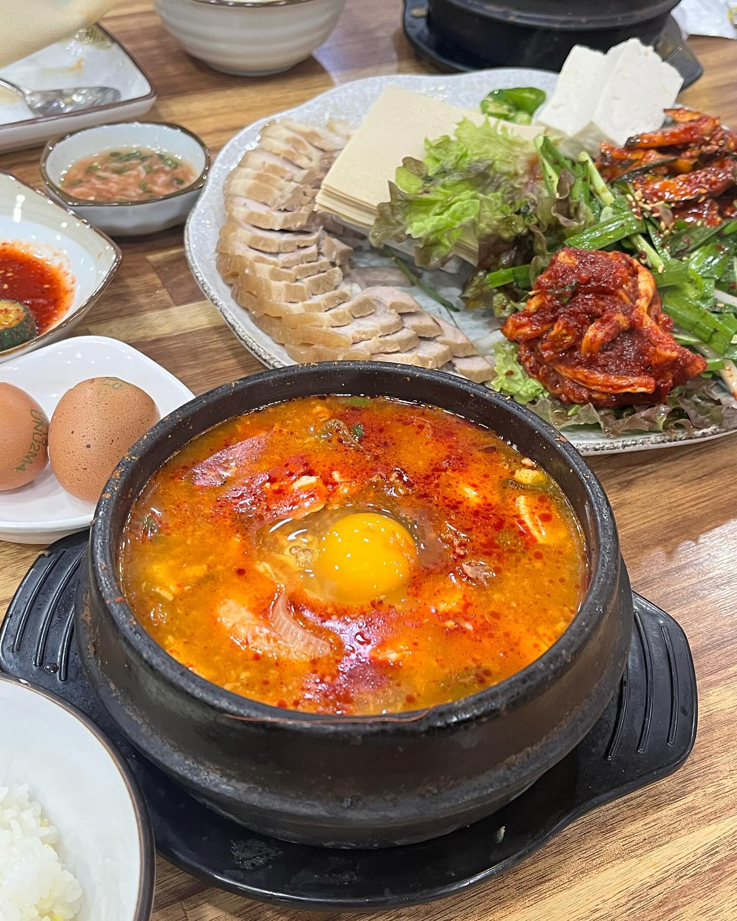 📍#오광장 #수가성 
수가성 순찌 맛집인 건 다들 아시자나여
아니근데 #두부수육 30,000(소 자)
이게 진짜.. 맛있음🫢🫢 
수육맛은 평범한데 저 쌈싸먹는 두부 포두부? 저게 짱맛도리...
🤤🤤 저두 처음 먹어봤는데 다들 한번 드셔보시와요

-
#포항맛집 #오광장맛집 #죽도동 #수가성순두부 #순두부찌개 #포항현지인맛집