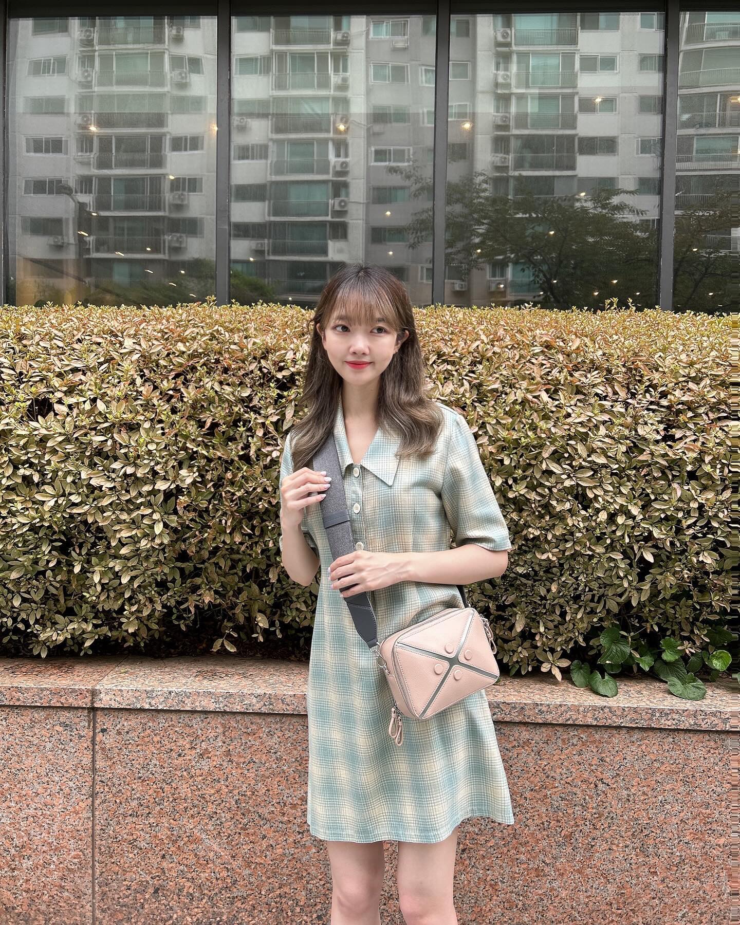 #협찬 #디토가방 

유니크한 디자인의 [ 디토 푸아백 ] 💗

과하지 않은 핑크색상의 Nude pink로
코디 해 보았어요 😎

오플 엠보 소가죽 + 알루미늄 광택의 조화로
디자인이 굉장히 독특하고 소재가 탄탄해요!

컬러풀한 와이드 웨빙 스트랩(5cm)
& 체인과 가죽이 믹스된 스트랩

두 가지 스트랩이 제공되어 캐쥬얼하게도,
페미닌한 무드로도 코디가 가능한 디토 푸아백🎀

_ditto_official 

* 자사몰/W컨셉/무신사/SSF SHOP에서 
7월 한달간 여름세일이 진행됩니다!

#DITTO #디토백 #푸아백 #디토세일 #여름미니백추천  #여자코디 #여자여름코디 #크로스백추천