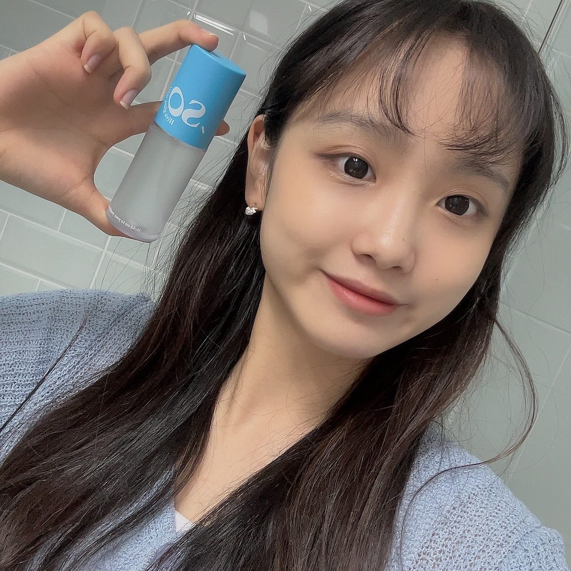 #협찬 [유쏘] 하이야 글로우 미스트
이 제품은 뿌릴수록 수분감이 차오르는 제품이에요. 메이크업하기 전에도 화장이 들뜨지 않게 해주고, 메이크업을 하고 난 후에 뿌렸을 때는 메이크업이 더욱 광채나고 이쁘게 보이게 해주는 제품이에요. 미스트는 뿌릴 때만 촉촉해지고 시간이 지나면 건조해지는 제품들이 있는 데, 이 제품은 전혀 그런 것이 없어 완전 만족하고 사용했어요! 건조해진 요즘 피부가 많이 예민해져 있었는데 이 제품 사용하니 바로 촉촉한 피부가 오래 유지되어 아주 좋더라구요. 콤팩트한 사이즈로 휴대하기도 좋아 누구나 사용하기 좋은 제품이랍니다! 원래 광채감이 있는 제품을 선호하는데, 그러면 끈적해 머리카락이 피부에 들러 붙고 불편함이 많았어요. 이 제품은 끈적함이 없어 너무 좋더라구요! 촉촉한데 끈적함없이 마무리 되니 정말 손이 자주 가는 것 같아요. 요즘같이 건조한 계절 수분감이 필요한 분들에게 완전 추천하는 템입니다!
#유쏘 #하이야글로우미스트 #글로우미스트 #광채미스트 #미스트추천 #수분미스트 #물광미스트 #하이라이터미스트 #비건미스트 #vegan #kbeauty #youthso #미스트 #안티에이징