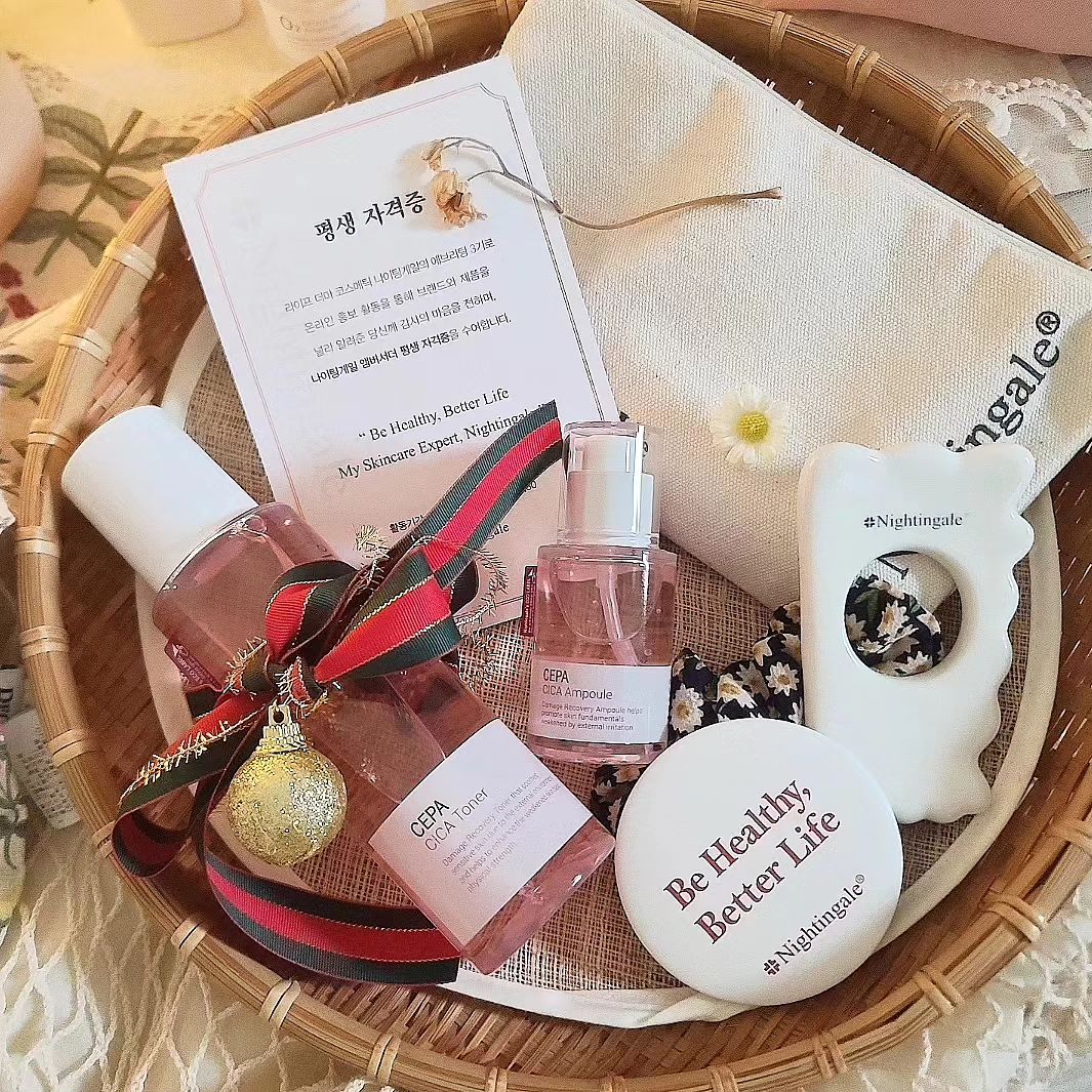 2023년방구석연말결산 
#나이팅게일앰버서더 #에브리팅

-

☃️ 

𝙈𝙔 𝙁𝘼𝙑𝙊𝙍𝙄𝙏𝙀 𝙉𝙄𝙂𝙃𝙏𝙄𝙉𝙂𝘼𝙇𝙀 .

출산 후 전과 달라진 급격한 피부변화로 
스트레스를 겪고 있었을 때 운명처럼 나이팅게일을 만나 
1기에서 3기까지 나이팅게일 앰버서더로 쭉 〰️ 활동했었고 지금까지도 나이팅게일에 정착해서 사용중이랍니다 🎼

그 중 처음 사용하면서 드라마틱하게 변화를 느꼈던
나이팅게일 세파시카를 제 최고의 애정템으로 뽑고 싶네요 

📍양파의 에너지로 만들어진 나이팅게일 세파시카 !
피부손상 및 장벽 케어에 효과적이고 피부 속 보습력 개선까지
나이팅게일 세파시카 덕분에 다시금 꿀피부로 거듭났답니다 💫
제 데일리템인 세파시카는 꼭 - 쟁여두고 사용중이예요 

/

사실 나이팅게일의 좋은 제품들을 
사용하는것만으로도 정말 행복했지만 
감동적인건 매번 정성가득 손편지도 써주시고 , 
연임하지않아도 전 서포터즈분들한테도 
나이팅게일 신제품들과 굿즈들까지 보내주시는
정말 따뜻하고 통큰 브랜드였다는 점이예요 !
에브리팅을 가족처럼 생각해주시는 나이팅게일 감사해요 
- 꼭 잊지말고 다음번 에브리팅에 도전해보세요 ☝

앞으로도 지금처럼 진심으로 대해주시고 
에브리팅과 함께 소비자들의 니즈를 파악하고 
더 다양한 제품을 만들어간다면 더욱 더 빛나고 
더욱 발전하는 나이팅게일이 되지 않을까싶습니다 🌠
- 개인적으로는 팩트나 파데도 꼭 출시되기를 ! 

앞으로도 더 좋은 제품들 한가득 만들어주세요 !
정말로 사랑하고 고맙습니다, 나이팅게일 💖

#나이팅게일 #나이팅게일앰버서더 #에브리팅 #kbeauty #2023에브리팅연말결산 #연말이벤트 #스킨케어 #클린뷰티 
#skincare #cleanbeauty #veganbeauty #nightingale #kbeautyskincare #kbeautyroutine #kbeautyblogger
