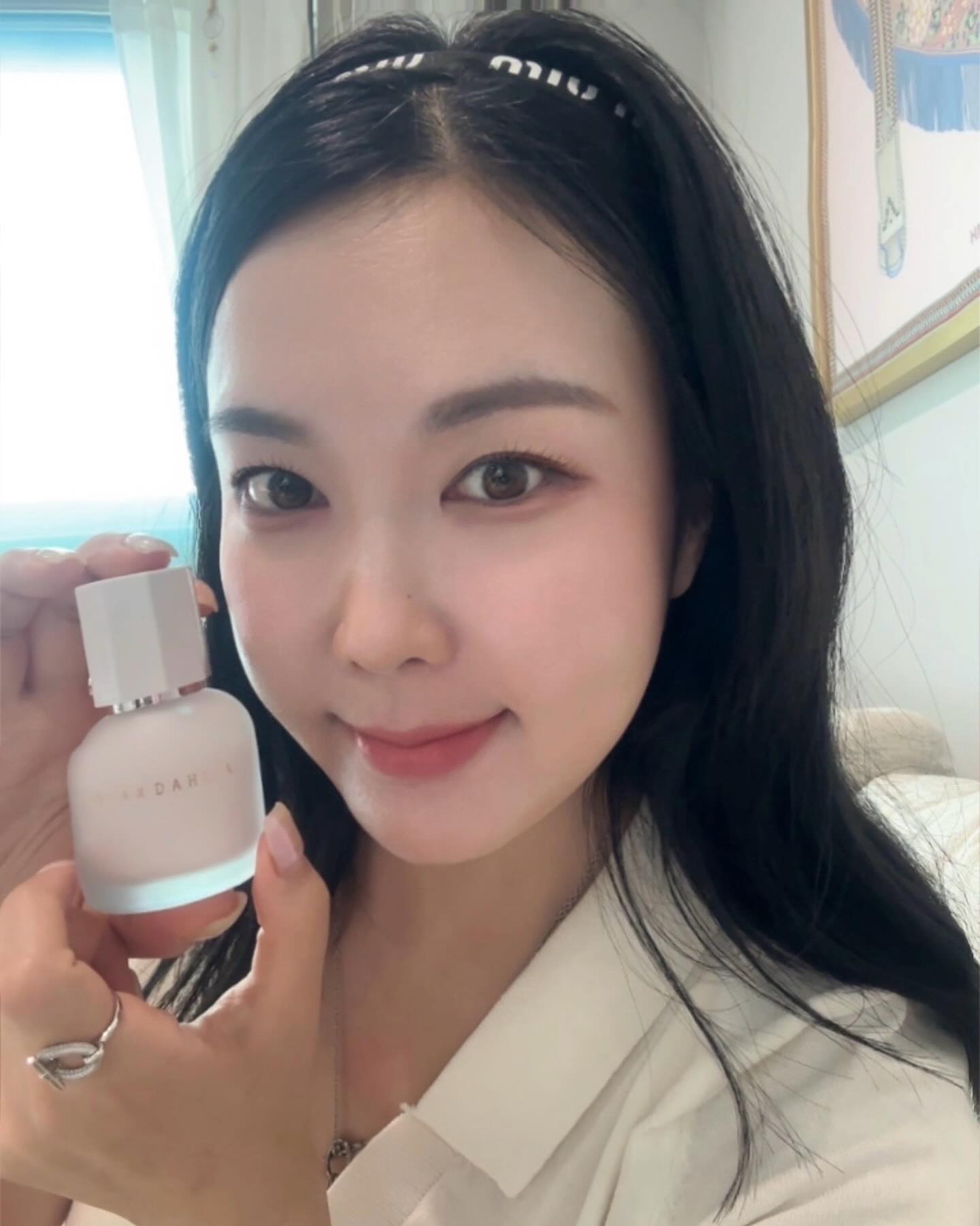 #제품제공 deardahlia_kr 
건성인들에게 너어무 잘맞는 프라이머 탄생!
이렇게 촉촉한 마무리감에 피부톤과 모공정돈 까지 
#디어달리아 니까 가능한일 😘
요즘 제 화잘먹 치트키에요♥️

#메이크업베이스추천 #수분베이스 #프라이머추천 #속광베이스
#화잘먹베이스 #싱글즈 #올리브영추천템 #인품사