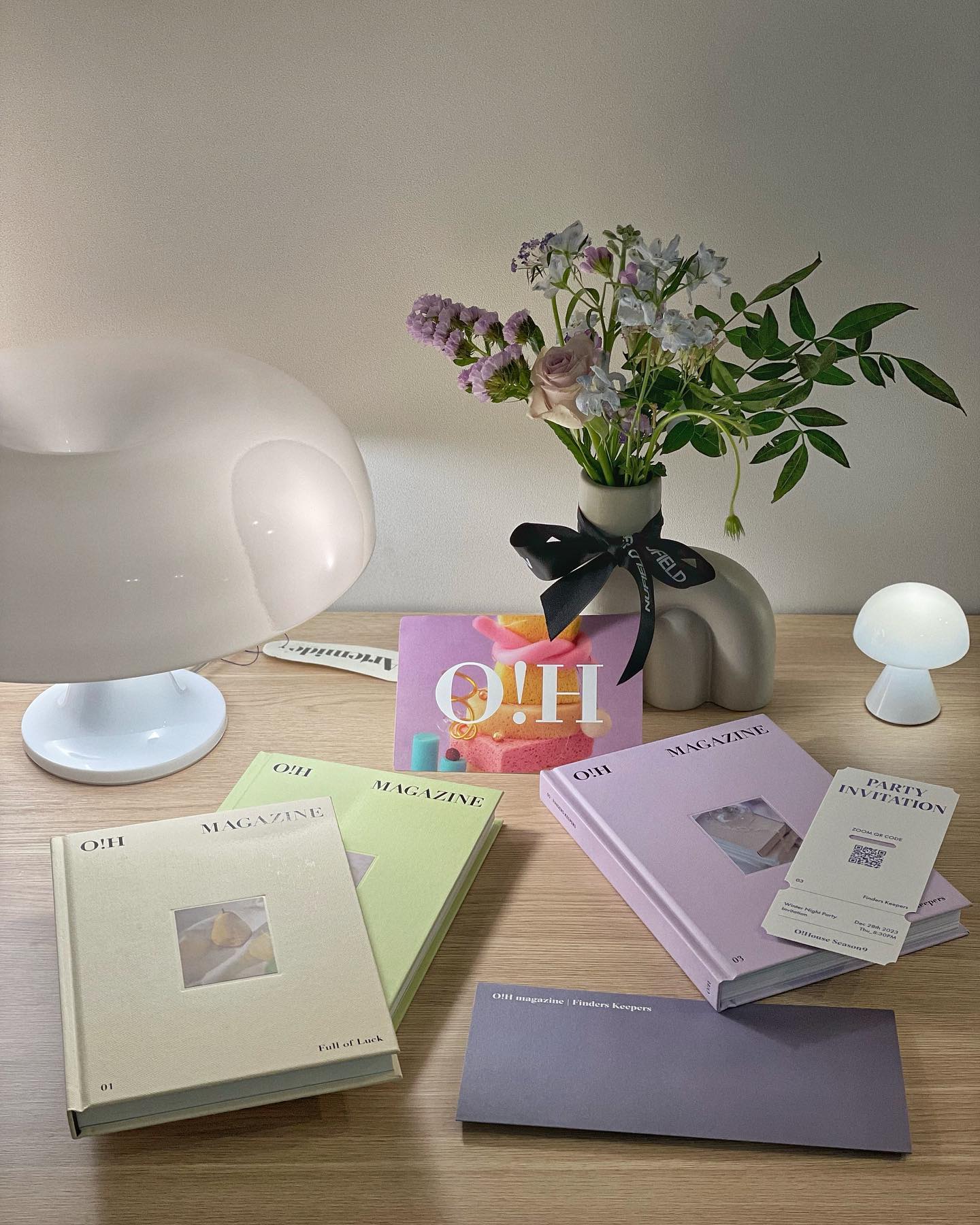 세번째 오매거진 도착💟
보라색을 좋아하지 않는다고 생각했는데 연보라는 참 매력적인 색인 것 같다. 퍼플과 라벤더는 다른거지. 이번 오하우스 꽃이랑도 참 잘 어울리는구나💐

이번 매거진의 주제는 ‘숨은 오늘’ 찾기였는데 나는 테리(태명)로 찾은 숨은 오늘에 관해 글을 썼다. 휘릭 쓴 글이라도 이렇게 인쇄되어 매거진으로 나오니 기분이 다르다☺️ 나중에 테리가 크면 보여줘야지. 

오늘부터 화요일까지 남펴니가 휴가를 써서 5일 크리스마스 연휴🥳 
시작은 파이브가이즈로🍔🍟🥤 배가 찢어질 것 같다. 테리야 미안🤣 그래도 너무 맛있어
-
#오하우스 #오하우스시즌9 #숨은오늘찾기 #오늘의집 #집꾸미기 #오매거진 #누필드 #꽃인테리어 #셀프인테리어 #신혼집인테리어 #셀인 #20평대인테리어 #아르떼미데 #컨셉진 #findkeepers #ohouse