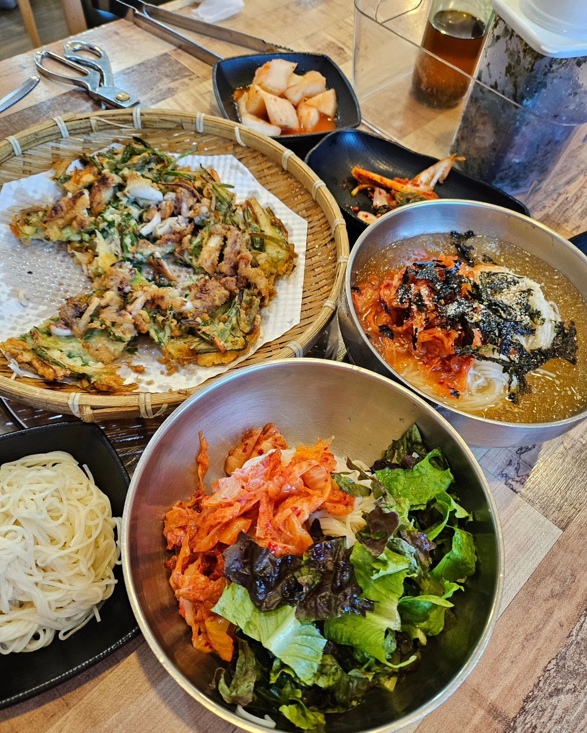 #협찬
전봇대
무더운 여름에 너무나 잘맞는 계절추천메뉴인 김치말이국수와 비빔국수 그리고 통오징어전까지 냠냠하구 왔던 전봇대🧡 걷기만해도 땀이 주르륵 나는 요즘 더위를 시원하게 날려줬던 대전 국수맛집 전봇대🩵 바삭바삭하고 오징어가 통으로 들어간 담백하고 도톰한 통오징어전과 시원한의 끝!! 얼음동동 띄운 김치말이국수와 새콤달콤한 비빔국수까지 너무 맛있게 먹고왔던거 있쬬🥰
김치말이국수는 김치의 새콤함과 아삭함 그리고 쫄깃한 면발과 그위에 올려진 김가루까지 비벼서 한입 후루룩 먹어주면 시원함과 더불어 새콤함을 한번에 느낄 수 있어 후식메뉴로도 너무 강추드리는 음식이예용🫶🏻 비빔국수는 기가막힌 양념과 김치,상추를 곁들여서 또한입먹어주면 상추의 알싸함과 달콤함이 입에서 살살 녹는맛이랍니당🤍 또한 국수에 통오징어전까지 올려서 먹어주면 바삭함,담백함,새콤함,달콤함이 한번에 어우러져 계속 들어가는 그야말로 여름에 최강 맛도리 음식이지롱💗 무더운 여름 전봇대에서 김치말이와 비빔국수 그리고 통오징어전으로 입도 호강하고 더위도 날려보아용💙 

주소👉🏻대전 동구 새울로81번길 36-2 1층
영업시간👉🏻월~토 11:00-22:00 매주일요일 정기휴무
전화번호👉🏻0507-1408-8689 

#판암동맛집#점심국수맛집#대전대맛집#대전맛집추천#동구먹거리#전봇대#국수맛집추천#대전놀거리