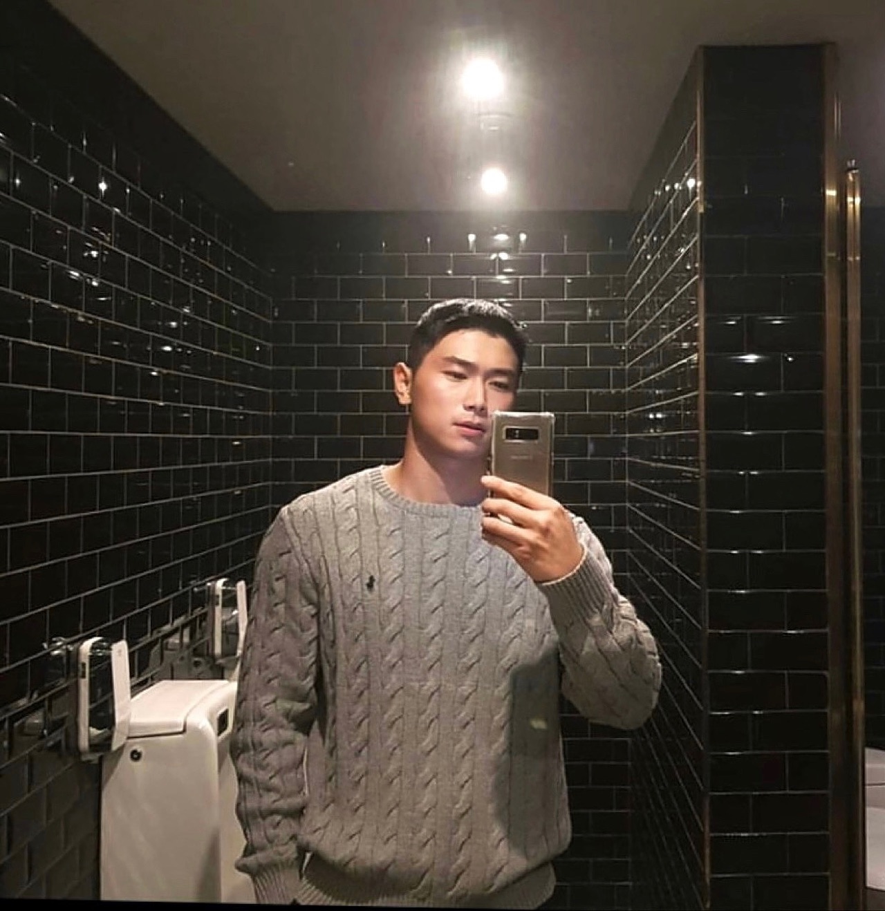 연말만되면 이상히게 마음이 꿀렁꿀렁
속도 꿀렁꿀렁
#오출완 
.
.
.
.
.
#연말 #뒤숭숭 #솔로지옥 #솔로만세 #거셀 #거울샷 #나이먹기싫다 #하루가너무짧아