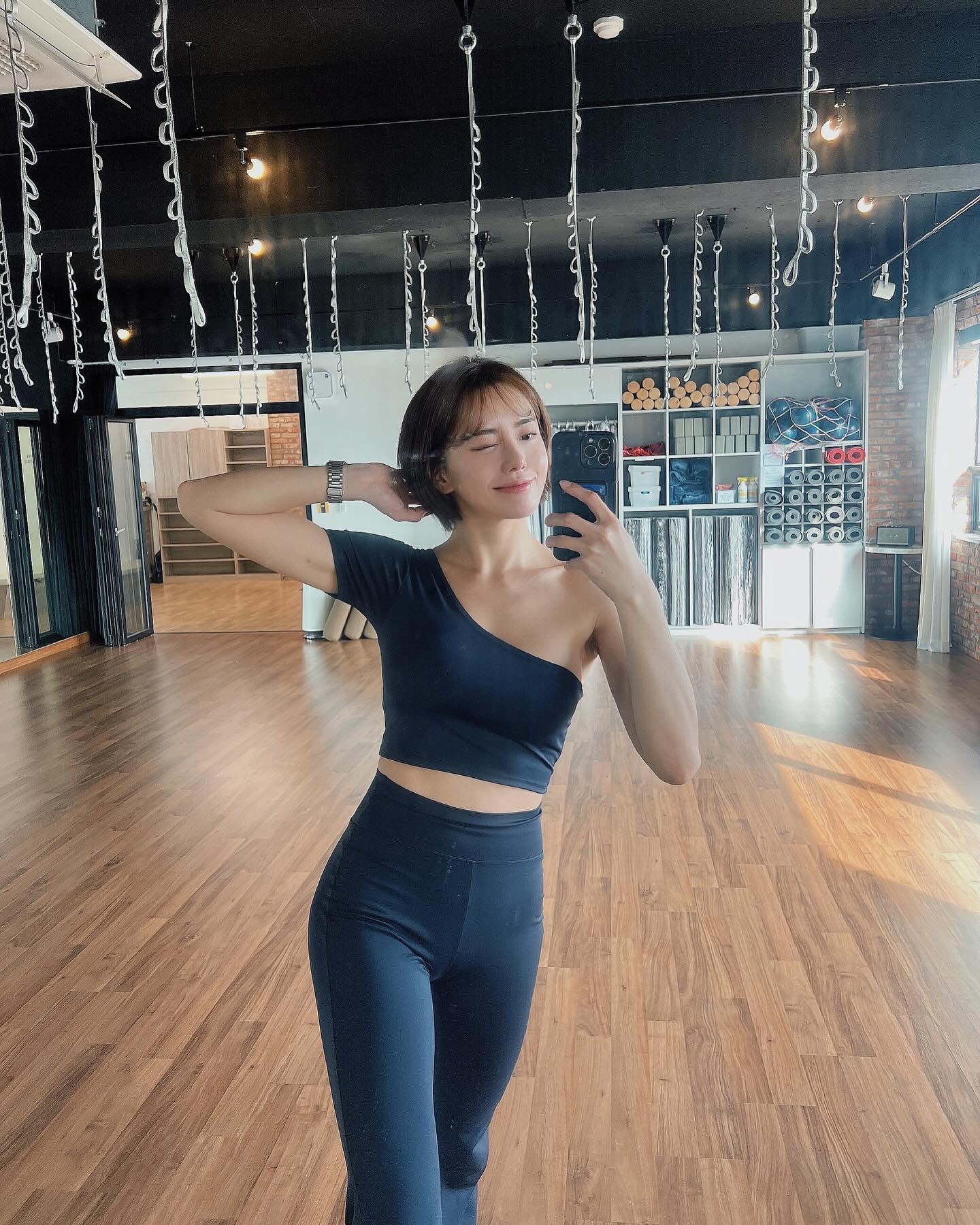 .

#콘치웨어 #콘치웨어요가복 

회원님들이 이 #요가복코디 너무 잘 어울린다고 해주셨당🖤
기분좋아서 사진으로 남기기 난 역시 블랙인가..😂

#요가복추천 #요가복 #필라테스