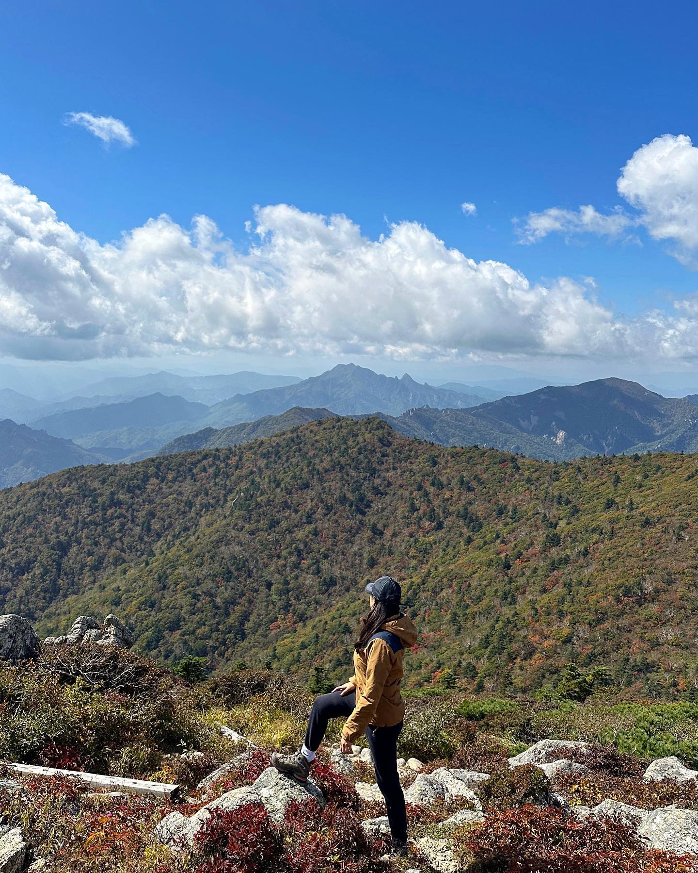2023년 가을에 올해의 버킷이였던 설악산 클리어⛰️🍁✌🏼
순수등산시간만 7시간30분, 해발1709m
다녀와서도 근 1주일은 고라니 다리로 살았고 인생 최대의 근육통을
경험했지만, 등산이 주는 성취감은 뭐 말해뭐해싶다. 
이제 좀 국내 왠만한산은 다탈수있겠지 ㅋㅋㅋㅋㅋㅋㅋㅋㅋㅋ(거만🤓)
늘 나의 등산길에 등산스틱까지 6개 발로 기어오르고 내리는 나의 다리들과
더불어 온갖 등짐은 다짊어주시는 등산메이트에게 심심한 감사말씀을 전하며
더 열심히 산타자 💪🏻 그리고 행복도 하기 😌!
.
.
.
.
#설악산