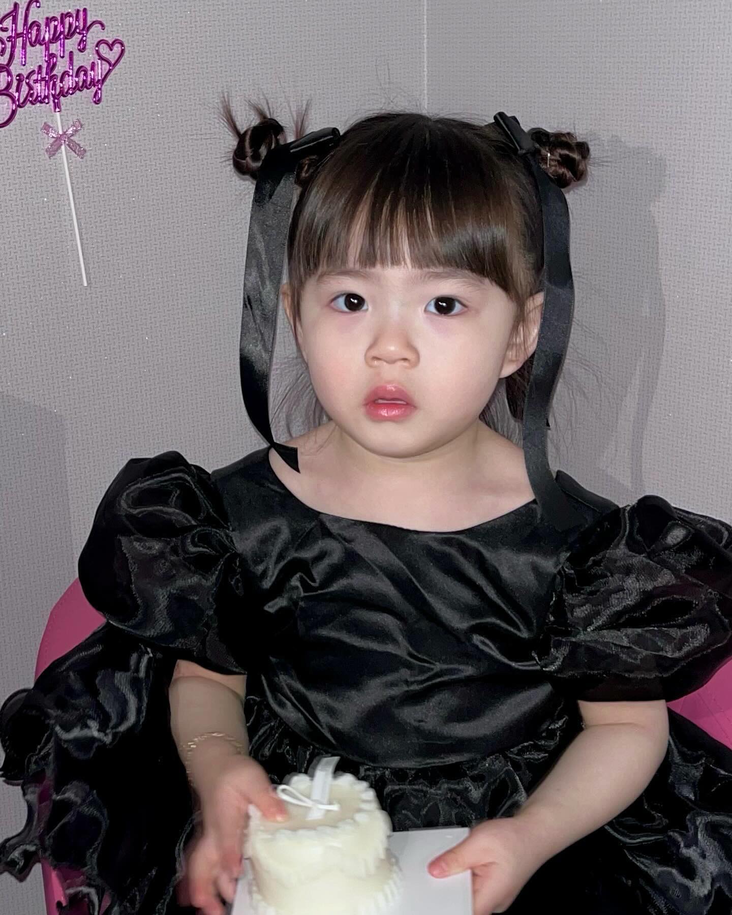#차베비들

늦었지만 다시 올리는 이린이 생일 사진 vV
갖고싶다고한 핑크 구두 사준 우리 오빠가 최고야 bb ❤️