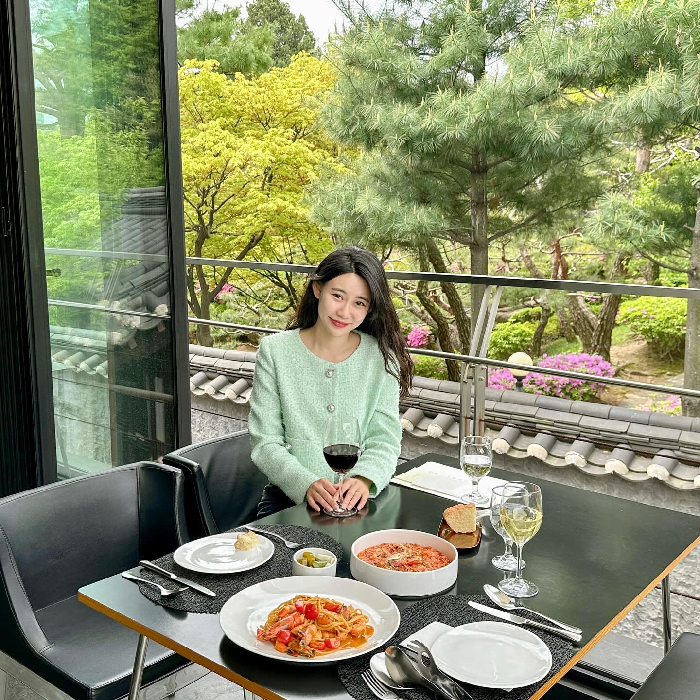 날 좋을때 꼭 가봐야할 레스토랑🌿💚

서울에서 고즈넉한 한옥과 푸릇푸릇 싱그러움을 누릴 수 있는
이탈리안 레스토랑 #콩지POT 에 다녀왔어요 

멀리 이동하지않고 여유로운 시간 보내고 싶을때,
소중한 사람들과 좋은 시간 보내고 싶을때 추천드려요

🏷️ 콩지POT지
📍 서울 종로구 북촌로 21-15 1,2층
▫️ 스테이크 맛집인데 제가 방문한 시간에는 재료가 없어 맛보질 못했네요.. 확인해보고 가셔요
▫️ 그치만 파스타도 리조또 모두 맛있었어요!
 

#트래블로미_서울 #서울맛집 #협찬 
#광화문맛집 #광화문데이트 #광화문파스타 #광화문카페 #한옥마을맛집 #안국역맛집 #한옥마을데이트
