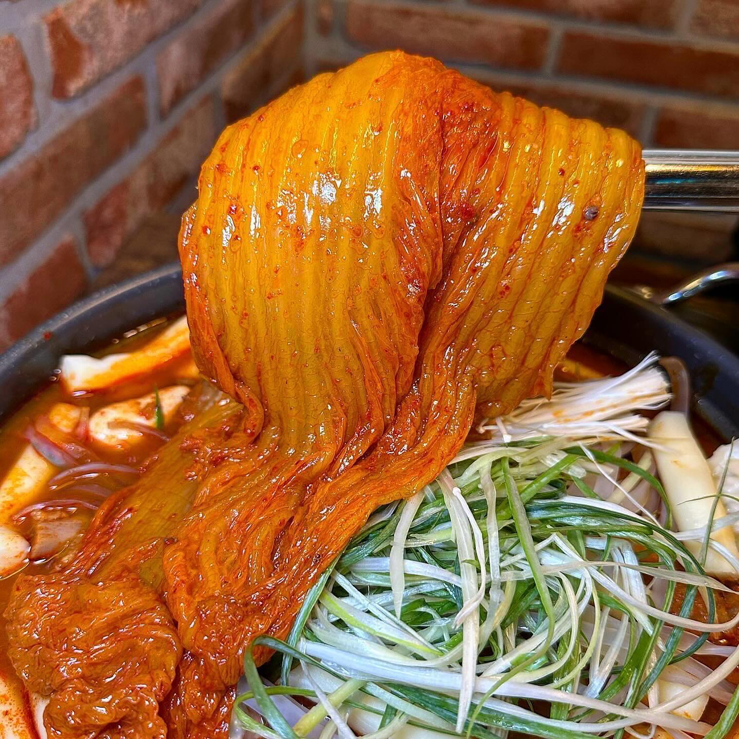 🐽 316번째 메뉴 : 미아역 사거리매운양푼등갈비찜 

진짜 진짜 말이 아까울 정도로 너무 맛있게 먹은
미아역 가성비 등갈비찜맛집 #사거리매운양푼등갈비찜 

︎🏷️ 김치등갈비찜 
묵은지 비주얼 보고 1차로 감동.. 
새콤하게 잘 익은 묵은지 맛에 2차 감동..

스페인 프리미엄 듀록을 사용했다고 하는데,
뼈와 고기다 부드럽게 분리되어서, 먹기 되게 편했어요 ! 
묵은지 길게 찢어서 등갈비에 둘러서 한입하면 
진짜 맛있다..는 말이 절로 나와요 👏🏻👏🏻

맵기는 5단계로 선택 가능 !!! 🌶️🌶️

🏷️ 계란찜
피자치즈가 올려진 폭탄 계란찜은 필수 주문 !!! 
계란이 몽글몽글해서, 빨간 등갈비찜 양념과 잘 어울려요 

🏷️ 콘치즈피자
인당 2만원이상만 주문 시 
서비스로 제공되는 콘치즈피자 🍕🌽
옥수수가 달달하게 톡 터지면서, 고소한 피자치즈가 
등갈비찜 양념이랑 너무 잘 어울려요 👍

남은 등갈비찜 양념에 마무리 볶음밥까지 먹어주면, 여기 오길 넘 잘했다는 생각이 💭💭💭
사장님도 너무너무 친절하시고 
솔직히 여기는 찾아가서 먹어도 아깝지 않은 곳이예요 😆

🌠 가게 : 사거리매운양푼등갈비찜 미아
🌠 주소 : 서울 강북구 솔매로46길 4 1층
🌠 영업시간 : 15:00 〰️ 23:00

#미아역맛집#미아사거리역맛집 #미아맛집 #미아사거리맛집 
#수유맛집 #수유역맛집 #등갈비맛집 #등갈비김치찜 
#묵은지맛집 #미아역 #등갈비찜맛집 #미아역술집 
#미아역밥집 #서울맛집 #서울맛집추천 #서울데이트