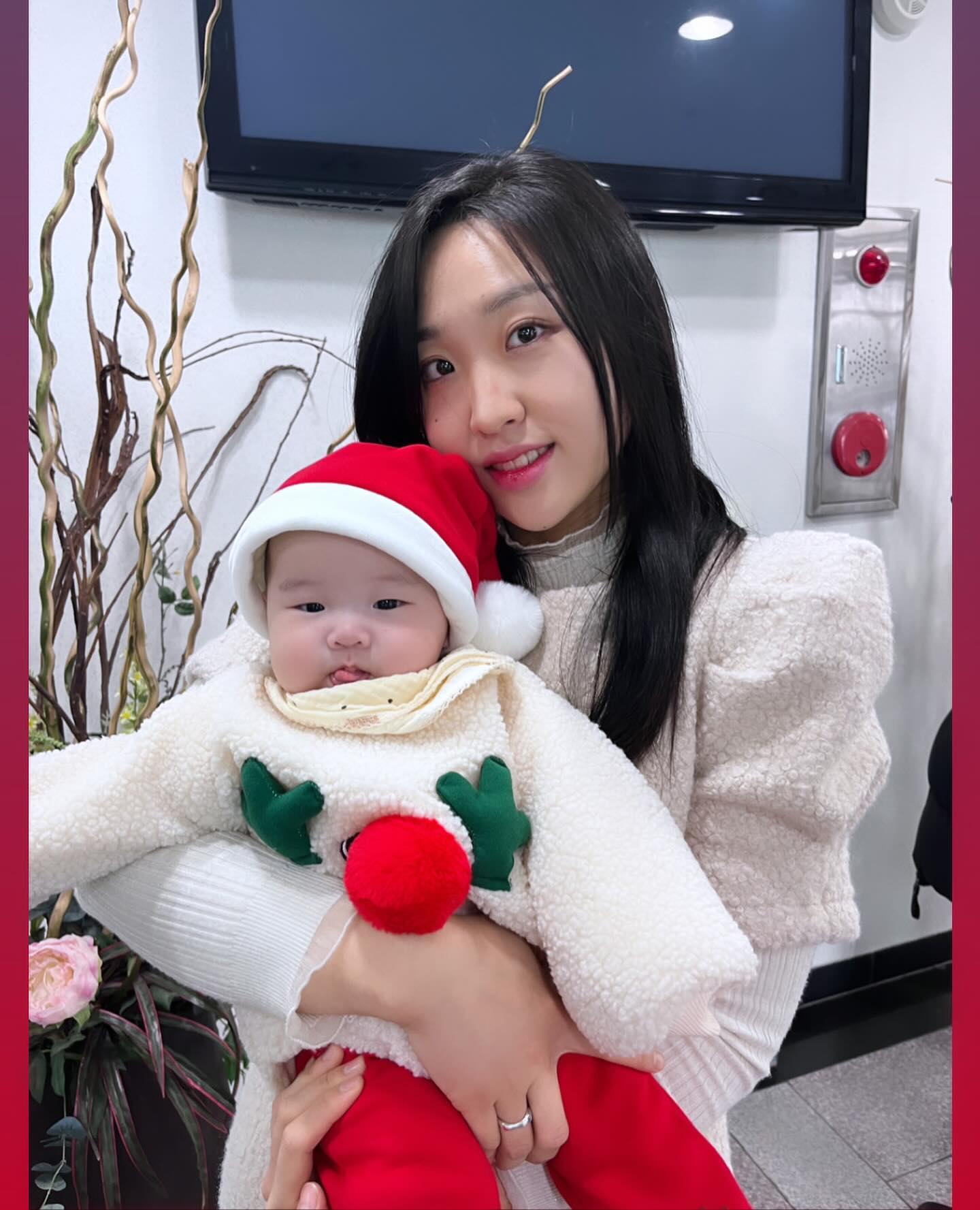 조카 조이의 첫 성탄절🤍🎄
.
.
.
”성 니콜라스로 시작된 산타“의 빨간 모자 썼지롱! 
(알고보니 산타도 우리 민족(하나님나라의)이었어)
.
.
.
보행기(?) 타고 다니던 시연이가 어느새 이렇게 나보다 커지고.. 난 조카가 생기고… 레전드 세월… 정말 예수 그리스도만이 답이다잉

#크리스마스 #성탄절 #산타