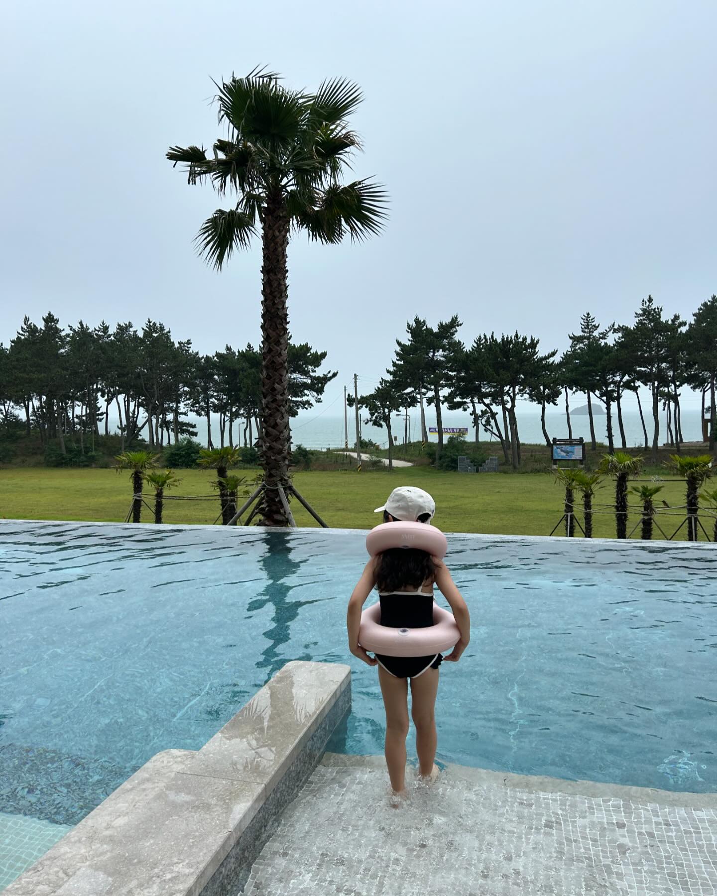 _

신안여행🏊🏻‍♀️
물에 들어가면 나올 생각을 안하는 앤데
작년에 질리게 놀았는지 세시간만 놀아도
쿨하게 나온다😁
이른 여름이라 그런지 주말인데도 사람이 진짜없다 하핫