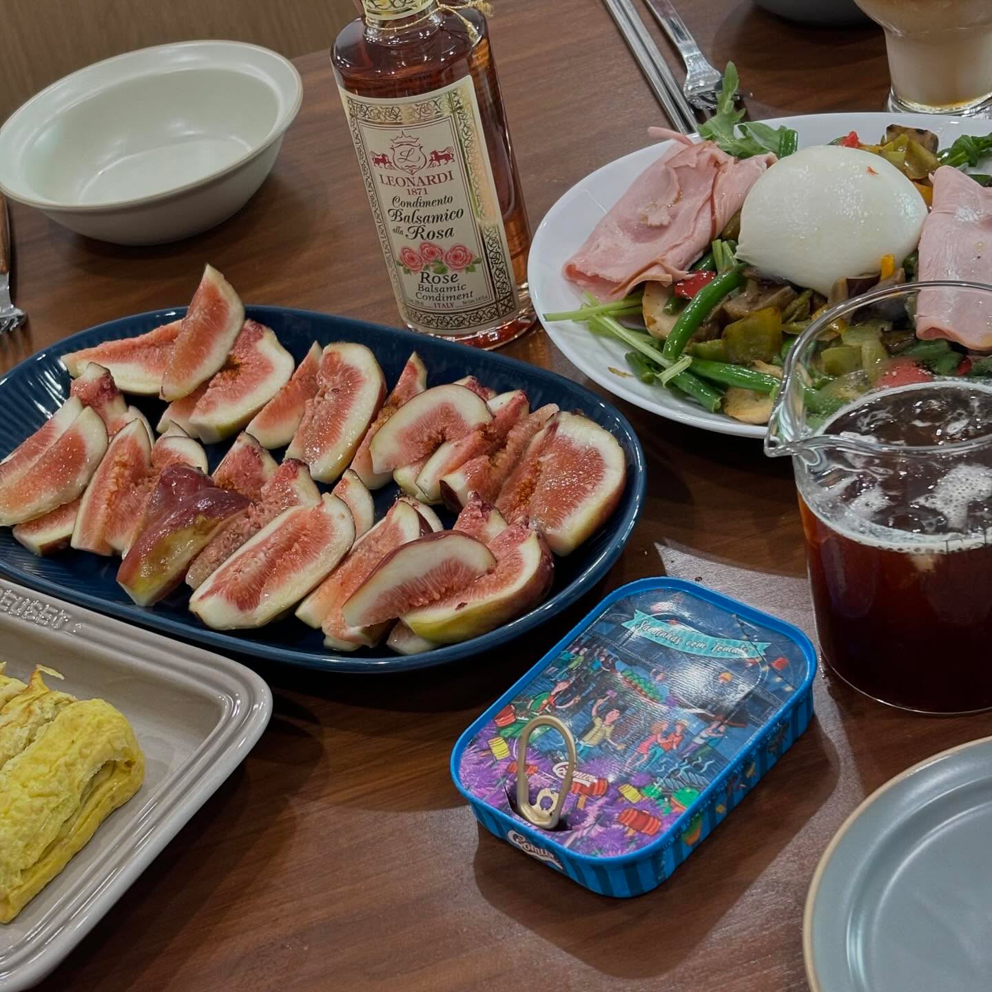 ☁️1박 2일 집들이 아침☁️
✔️올리브 계란말이
✔️청어통조림from스페인
✔️무화과
✔️루꼴라브라타치즈샐러드
집들이로 놀러간 집에서 함께 차린 아침이에요! 너무너무 맛있고 깔끔했어서 올려봐요 같이 만들면 차리기도 간단하고 예쁘고 든든한 아침상 어때요?