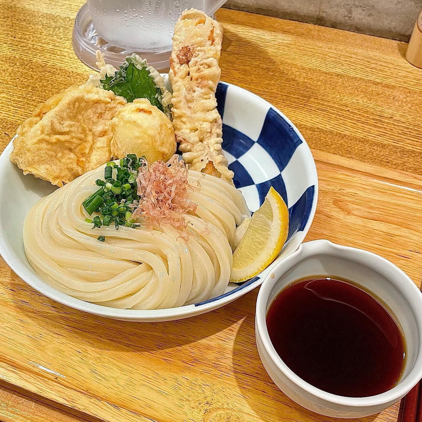 < 후쿠오카 붓카케우동 맛집 : 시나리 우동 >

📍오호리 공원역에서 도보 5분
📍평일 11:00 ~ 15:00 / 주말 11:00 ~ 16:00
 / 매주 월요일 휴무

📍쫄깃 탱탱한 면발과 쯔유의 감칠맛이 특징
📍주문 즉시 튀겨주는 튀김
📍느린 회전율로 웨이팅 극악(기본 1시간반 웨이팅)

📍시나리붓카케우동 890엔
 (반숙/시소/닭고기/어묵 튀김이 올라간 차갑게 먹는 우동) 

#후쿠오카맛집 #우동맛집 #시나리우동 #수제우동 #웨이팅맛집 #일본여행 #냉우동 #붓카케우동 #후쿠오카 #여행