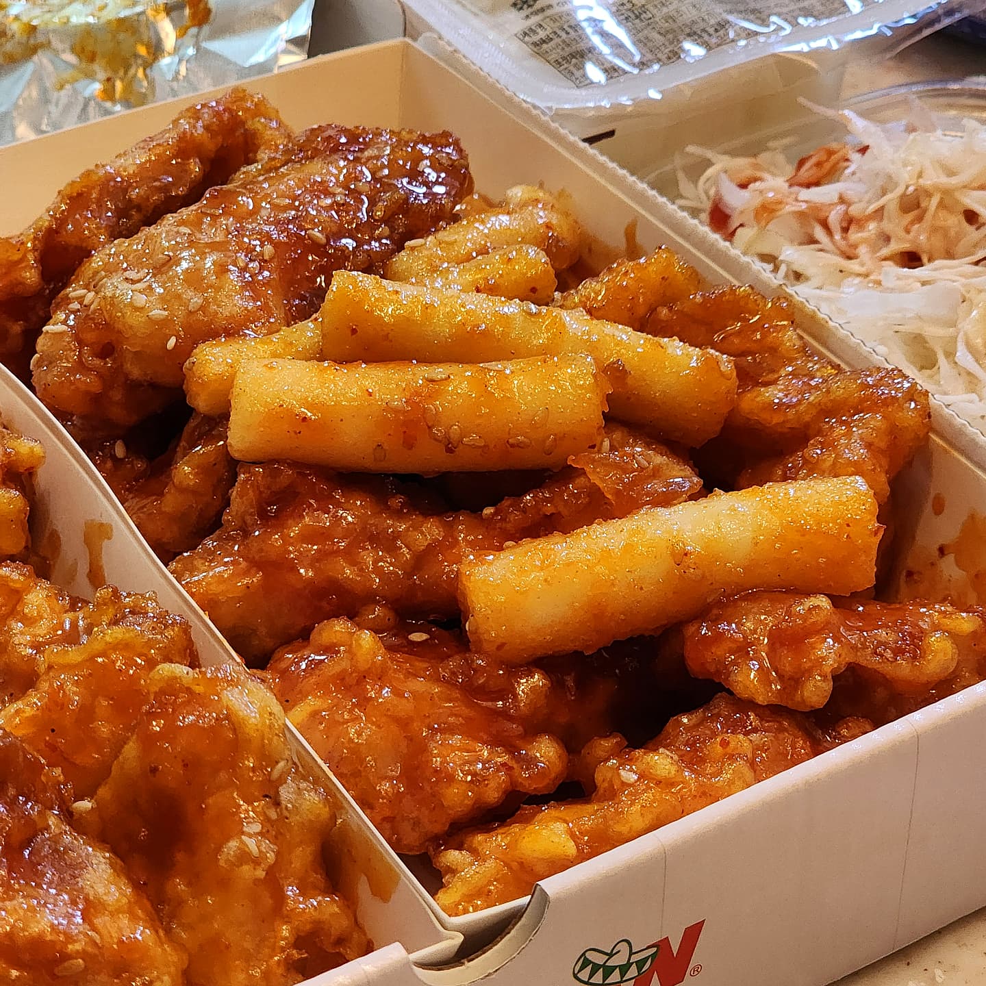 반곡동 #맥시칸치킨

전부 닭다리살로 만들어서 부드럽고
닭강정이랑 같이 들어있는
떡도 진짜 쫀득해서 맛있었음
원하는 맛으로 반반 주문도 가능해서 좋다

🧾반반 순살닭강정 ₩21,000

📍강원 원주시 황금로 17 후면 2층 201호