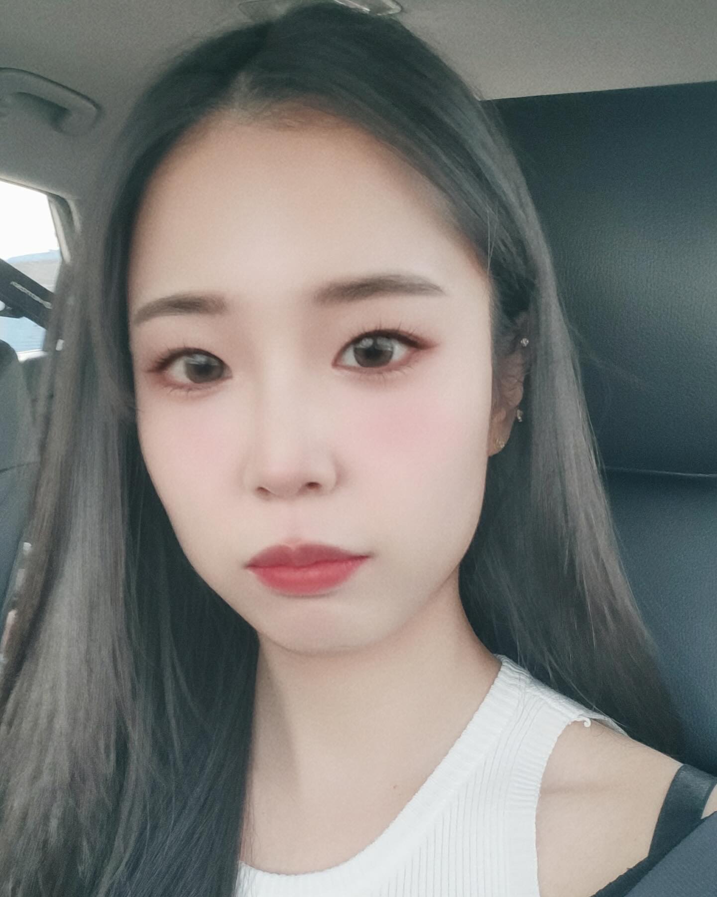 #셀카투척📷 

이 오밤중에 웬 셀카냐고 하시면....
그냥 올릴 사진이 없어서요ㅠㅠㅋㅋㅋ
피드랑은 저언혀 상관 옶긴 한데
저 지금 선택 장애 와떠요
피어싱을 하나 더 하고 싶은뎅
오른쪽엔 3개(일반 귀걸이 위치 포함)
왼쪽엔 2개(일반 귀걸이 위치 포함)

1. 왼쪽으로 할까여 오른쪽으로 할까여???
2. 한다면 위치는 오디로 할까여???

남푠은 그만하라고 해찌만
난 아직 부족하다😛