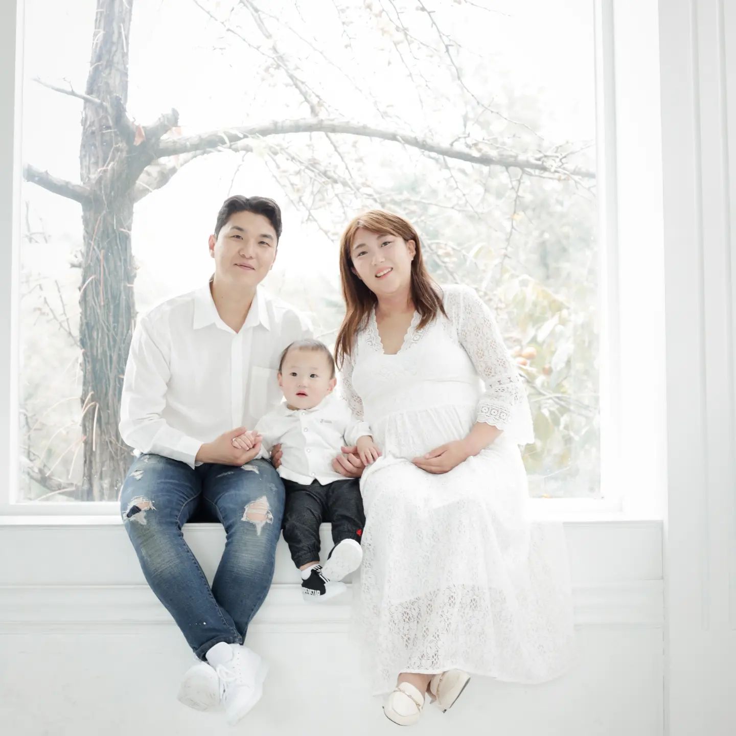 #29주0일🤰 #만삭촬영 #만삭스냅 #가족과함께👪 #가족사진 #셋에서넷으로👨‍👩‍👧‍👧 #아들하나딸하나👫 #광명티아라스튜디오 

29주0일
광명 티아라스튜디오에서 함께한
가족사진이자 만삭촬영

벌써 애 둘맘이라니
소름

비대해진 내 몸뚱아리만 빼면
느낌있고 단란한 가족촬영이당🥰
셋에서 넷으로 함께 하는..♡

거기다 영상도 만들어주셨는데
끝에 첨부된 아기아빠의 
손편지와 목소리가 킬포ㅋㅋㅋ

사진 느낌도 좋고
넘 이쁘게 잘 나왔당
바로 당일계약♡

푸린이와 무무가 함께 하는 촬영
힘들었지만 그래도 재밌었다🥰