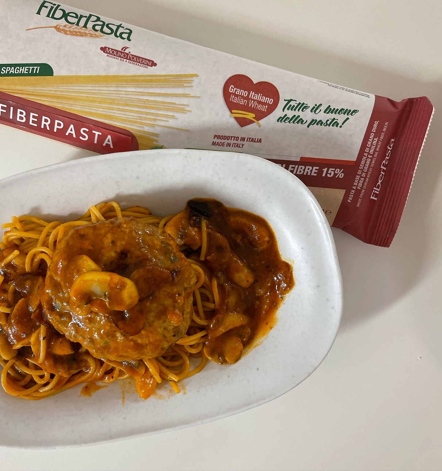 #협찬 ny____fit x fiberpasta_kr 
화이버파스타 앰버서더라 행복해요😋
맛있는 파스타 먹으면서 다이어트 식단하고든요🤭
화이버파스타는 듀럼밀이라 저탄수 파스타에 단백질함량도 15g!

미트볼파스타를 빙자한 떡갈비파스타🍝
집에 떡갈비가 있어서 떡갈비를 미트볼 대신해서 
볼로네제 소스와 조합해서 든든한 파스타 먹기!

맛있는 떡갈비파스타 초간단 레시피✨
1️⃣ 올리브유(떡갈비 익히던) 편마늘, 페페론치노 자글자글
2️⃣ 양송이 버섯도 같이 넣어주기
3️⃣ 마늘이 익었다 싶으면 볼로네제소스 붓기
4️⃣ 끓는 물에 7분 정도 익힌 파스타면 투하+면수
5️⃣ 면과 소스 섞어주고 미리 익혀둔 떡갈비도 섞어섞어
💫 1번 올리브유는 떡갈비 굽던 기름에 하면 약간 더 풍미가!

-

진짜 앞으로도 이것저것 다양한 파스타 먹어봐야지!
지인짜로,, 화이버파스타 덕에 다양한 파스타 먹는 중이라 행복🫶🏽
내가 요리를 못하는게 아니고 안해서 그래😏
