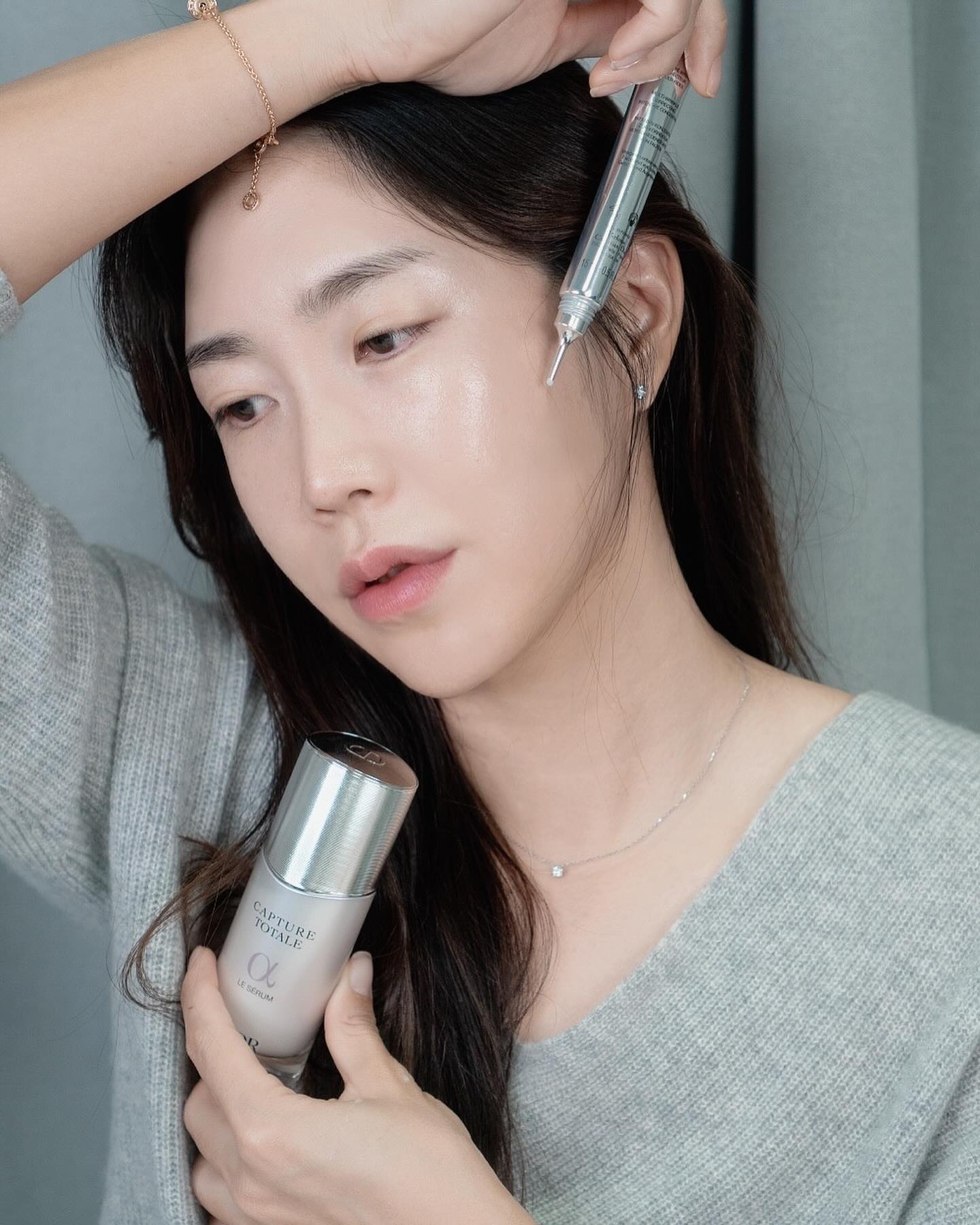 #유료광고

모태 건성녀인데다
계절도 타는 피부타입을 가지고 있어서
주름이 생기기 쉬운 겨울철에는 특히 더 
스킨케어에 신경 써주는 편인데
요즘 #디올캡춰토탈르세럼 과
#디올캡춰토탈히알루샷 이
저의 #안티에이징듀오템 이에요

이 두 가지 제품을 함께 사용하면
시너지가 업!
피부 속부터 수분이 촉촉하게 차오르는 듯한 느낌~
더 탄탄하고 부드러운 피부 덕분에
디올 스킨케어 후 거울 보는 시간이 제일 좋아졌어요♥

더 매끈하고 생기 있게 빛나는 피부,
더욱 탄탄하고 아름다운 피부를 원한다면
저와 함께 #디올스킨케어 함께해요

diorbeautylovers #안티에이징 
​#멀티링클코렉터 #디올캡춰토탈 #스킨케어추천 #디올뷰티 #캡춰토탈 
#캡춰토탈히알루샷 #캡춰토탈르세럼 #선물추천 #세럼추천 #지수스킨케어 
#DIORSKINCARE #DIORCAPTURETOTALE #CAPTURETOTALE