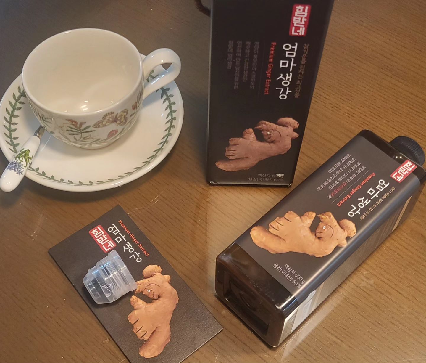지난번 독감걸리고 계속 마른기침을 달고살다가 안되겠어서 먹기 시작한 생강청😋100%국내산 생강 사용에~
일반 설탕이 아닌 영양과 미네랄이 풍부한 마스코바도 원당 사용까지~기침도 없어지고 손발도 따뜻해져 아이도 저도 하루 한잔씩 꼭 챙겨먹고 있답니다🤎
힘받네 엄마생강은 사랑이쥬🫶