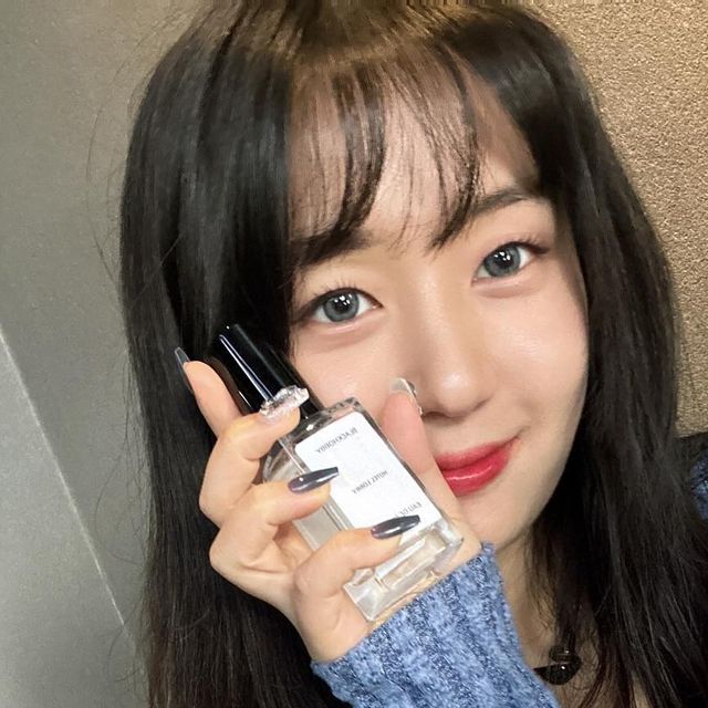 @jairyd_ on Instagram: "#광고 #블랙하비 향수 513호텔로비 달달하고 상큼한 시트러스향에, 너무 가볍게 동동 뜨지 않고 묵직해서 세련된 느낌 뿌리자마자 달콤한 레몬향 비슷한 냄새가 너무 취향