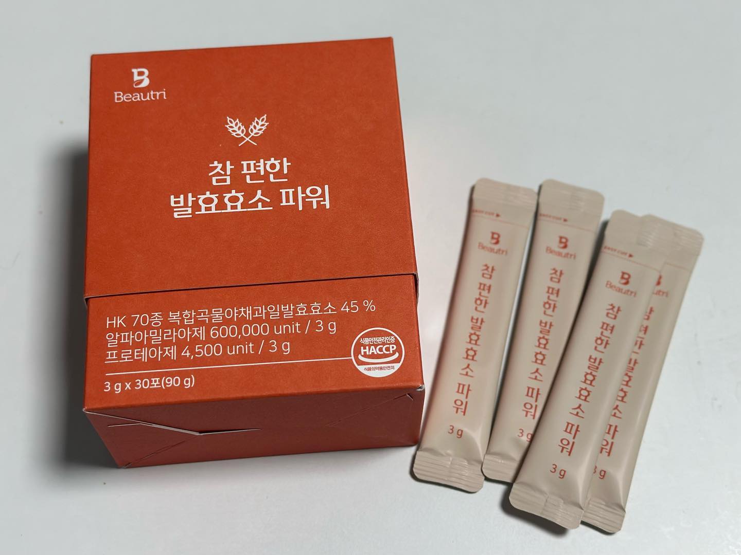 #협찬
요즘 속이 더부룩해서 자주 먹고 있는 #뷰트리 #참편한발효효소파워

✔️한국화장품만의 특별한 주원료! 70가지의 곡물과 야채 과일 발효효소가 무려 45% 함유되었고 마, 양배추, 토마토 등 속을 편하게 해주는 부원료도 함께 함유되어있다고해요.

☝🏼효소 한포당 3g인데 알파아밀라아 600,000unit ,프로테아제 4,500unit 으로 효소 한포로 위건강 걱정 끝!

😋맛도 미숫가루보다는 인절미 맛에 가깝고 달달하면서 고소하고 물없이 먹기 불편한것도 있는데 뷰트리효소는 목막힘이 없어 물과함께 섭취할 필요가 없어 어디서든 간편하게 먹을수있는게 장점인거 같아요.

#효소 #효소식품 #소화효소 #천연소화제 #발효효소 #참편한발효효소 #한국화장품 #먹스타그램 #instadaily