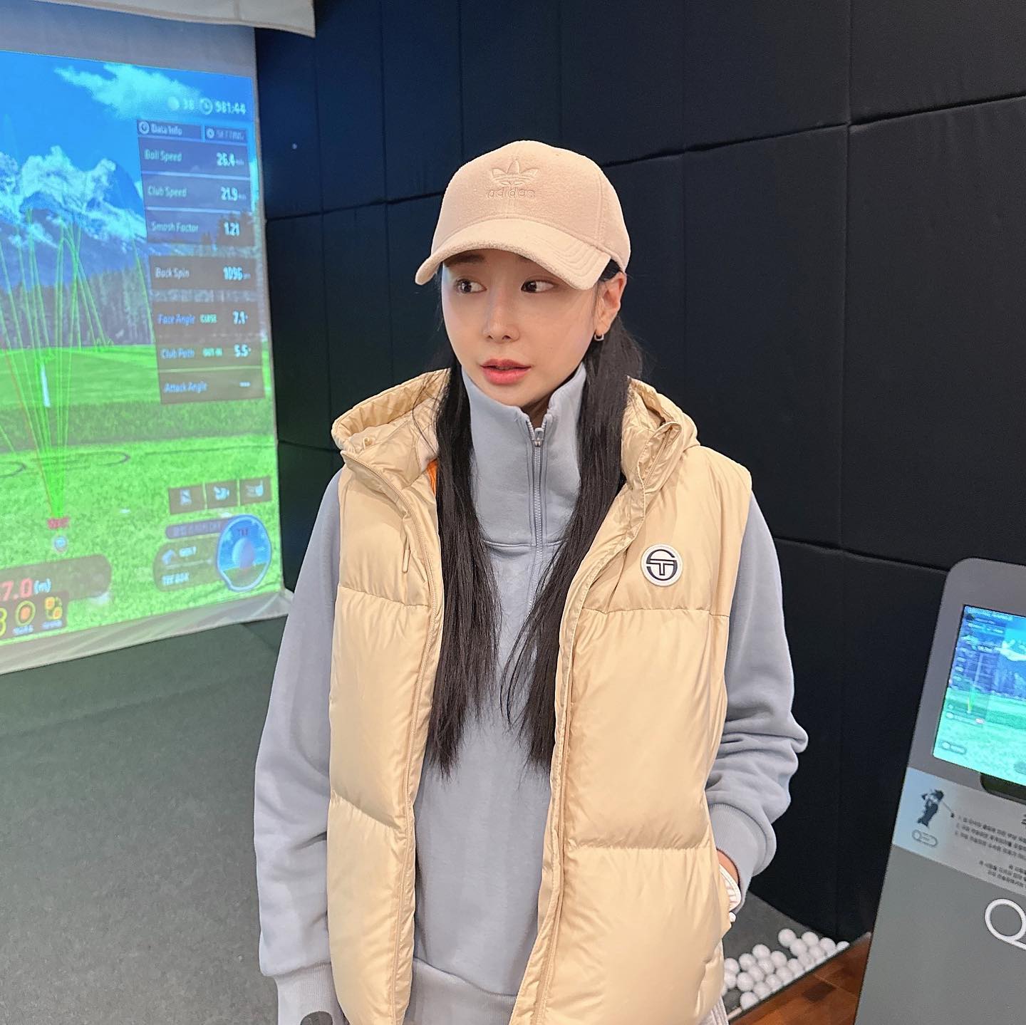 올 겨울 골프칠때마다 뽕뽑을 정도로 입고 다닌 
#세르지오타키니 패딩조끼🏌🏻‍♀️
라운딩, 연습 어딜가든 꼭 챙겨다닐 정도로 
이곳저곳 다 잘어울려버려...💖

올 봄까지 잘부탁해🫶⛳️💚

#골프 #골프패션 #골프스타그램 
#골프웨어 #골프치는여자 
#golf #sergiotacchini #dailylook