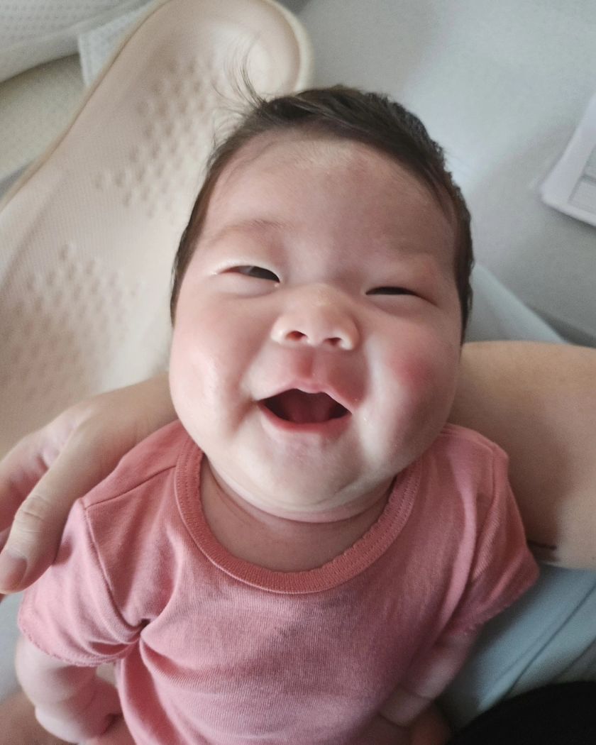 #인생 #40일차 아빠랑 밥먹고 신난다 신나~~
.
.
.
#육아#스마일#내새끼#핑크#방긋#보조개#공주님#용띠#검단신도시#기록용#사랑해#마실