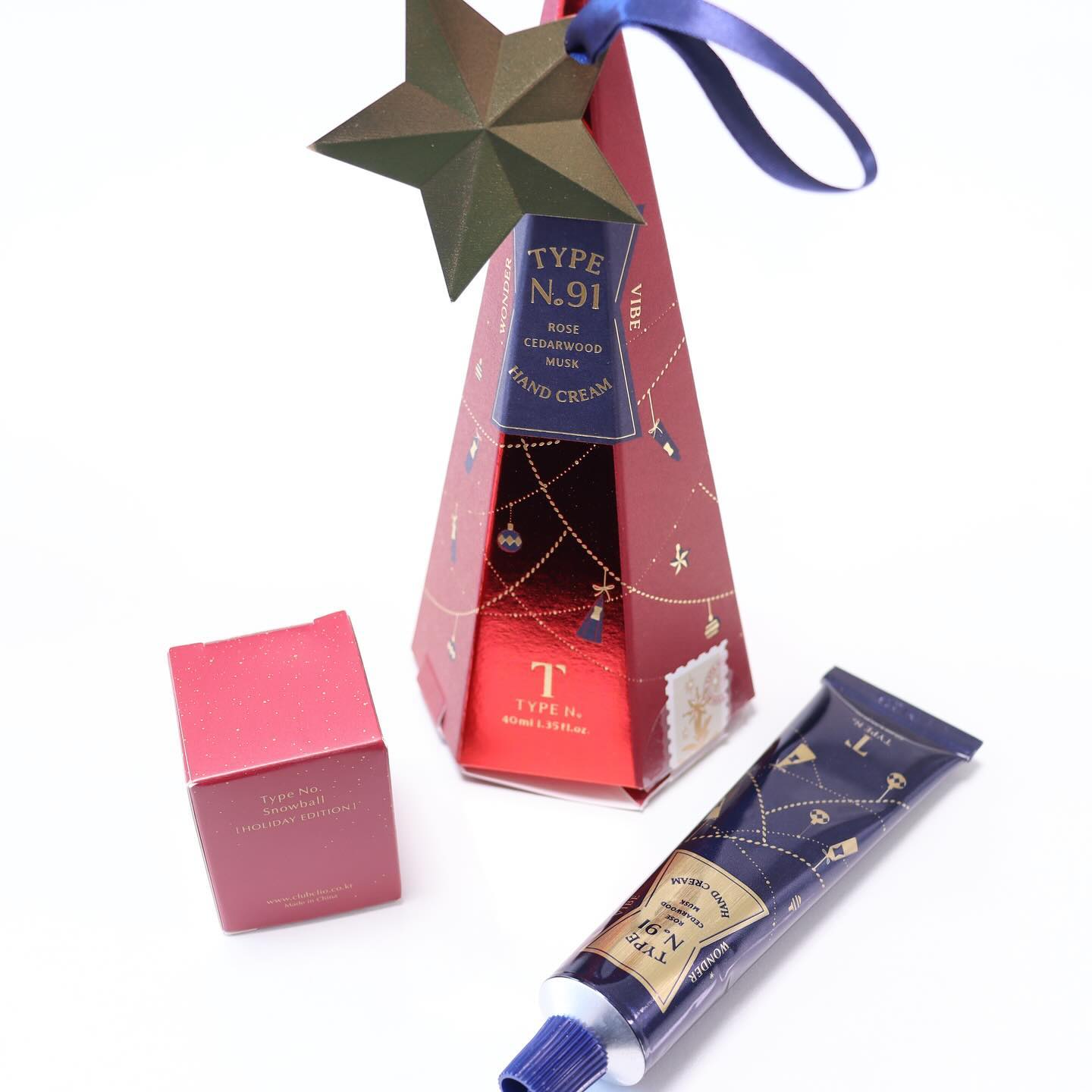 #제품제공 

🎄타입넘버 핸드크림 홀리데이 기획세트
91 원더바이브 향 40ml + [증정] 스노우볼

로즈 향에 적당히 무거운 머스크 향이 섞여,
고급스러운 싱싱한 로즈 향이 나는 핸드크림이에요. 

끈적임 걱정없이 촉촉한 보습력 덕에 
겨울철 필수템이랍니다 ..? ❄️ 

카톡선물하기에서 만나볼 수 있어요 ◡̈ 

  #파룸체험단 #타입넘버 #핸드크림 #핸드크림추천 #선물추천 #연말선물템 #연말선물추천 #크리스마스선물추천 #카카오톡선물하기 #카톡선물하기 #카톡선물하기추천