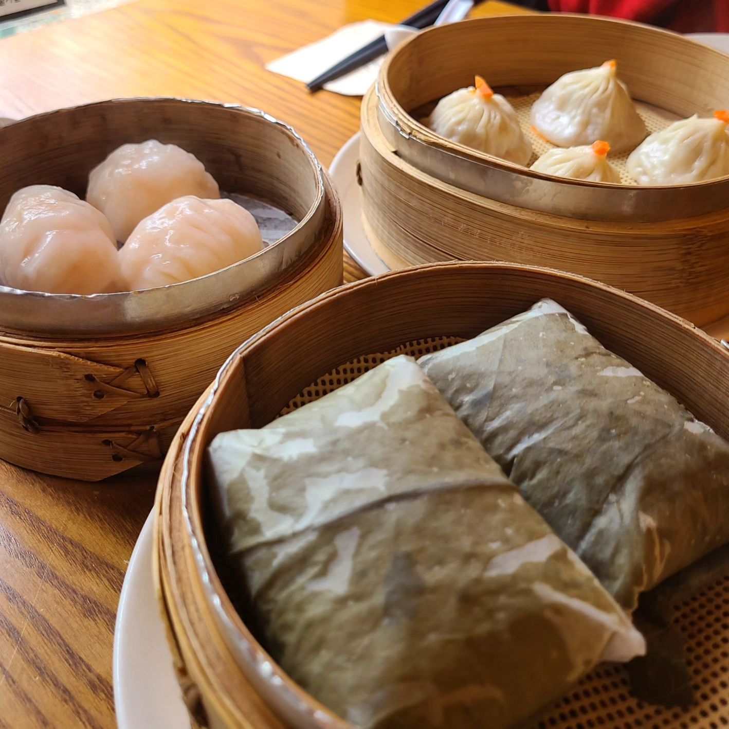 🥟 딤타오 본점

📌 위치 : 부산 해운대구 우동1로 25
⏰️ 시간 : 11:30 ~ 20:30, 매주화요일 휴무
☎️ 번호 : 0507-1332-3638

홍콩 미슐랭 쉐프분들이 요리해주는
레스토랑으로 홍콩의 오리지널 맛을 느낄수 있는곳🥰
저는 테이블링으로 예약하고 이동했고 1시간정도
기다렸던거 같아요!
웨이팅이 끝이없이 있는곳입니다

뭘 먹을까 고민하다가 베스트메뉴위주로 주문🤩
소룡포와 하가우는 새우가 들어가는 딤섬으로
하가우는 탱글탱글한 식감에 쫀득한 반죽
소룡포는 안에 감칠맛나는 육즙 가득!

연잎밥은 연잎의 향이 은은하면서 참기름맛도
진하고 안에 고기? 가 들어있었습니다
완탕면은 매운맛으로 주문했고 마라탕보다
조금약한 맛으로 얼얼한정도 였어요!!

마지막 가지튀김은 겉은 바삭
속은 촉촉!! 달콤한 양념과 잘어울렸습니다!
단점이 하나 있다면 처음제공되는 오이피클!?
빼고 다른김치나 반찬이 없다는점😭😭