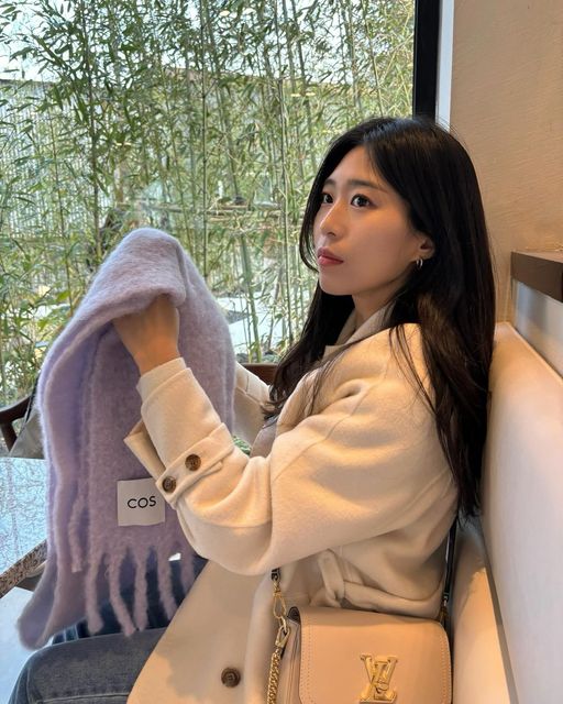  ᴡᴏᴏ ʀɪ •ᴥ• on Instagram: "초록초록 얼른 봄이 왔으면~🌷

요즘 데일리로 자주 매고 다니는
코스 머플러 색감 넘 예쁘다🪻🫧"