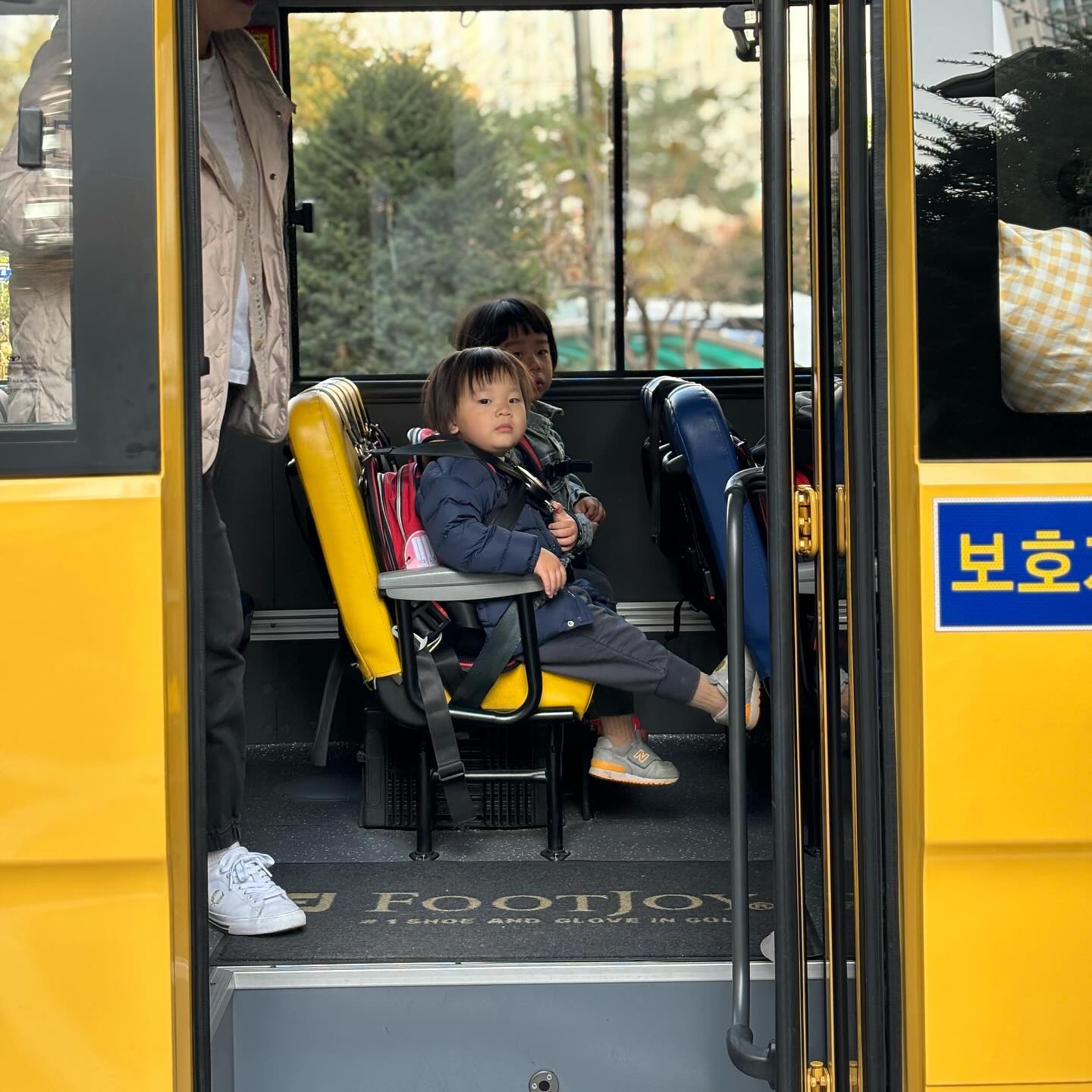 #오등완 

요즘 등하원 버스로
잘타고 다녀서 기특하네❤️

#머리는_늘_추노 #까치집머리 #사랑둥이 
#28개월아기 #등원룩 #등원길 #등원전쟁